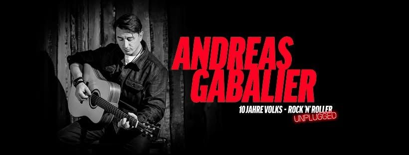 Andreas Gabalier spielt Gitarre, daneben roter Schriftzug mit seinem Namen und Konzertinfos.