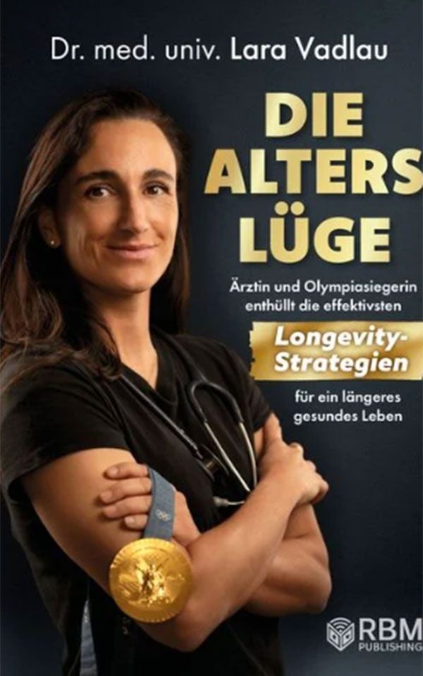 Buchcover mit Dr. Lara Vadlau, gekreuzte Arme, Stethoskop und Goldmedaille, Titel: Die Alterslüge.