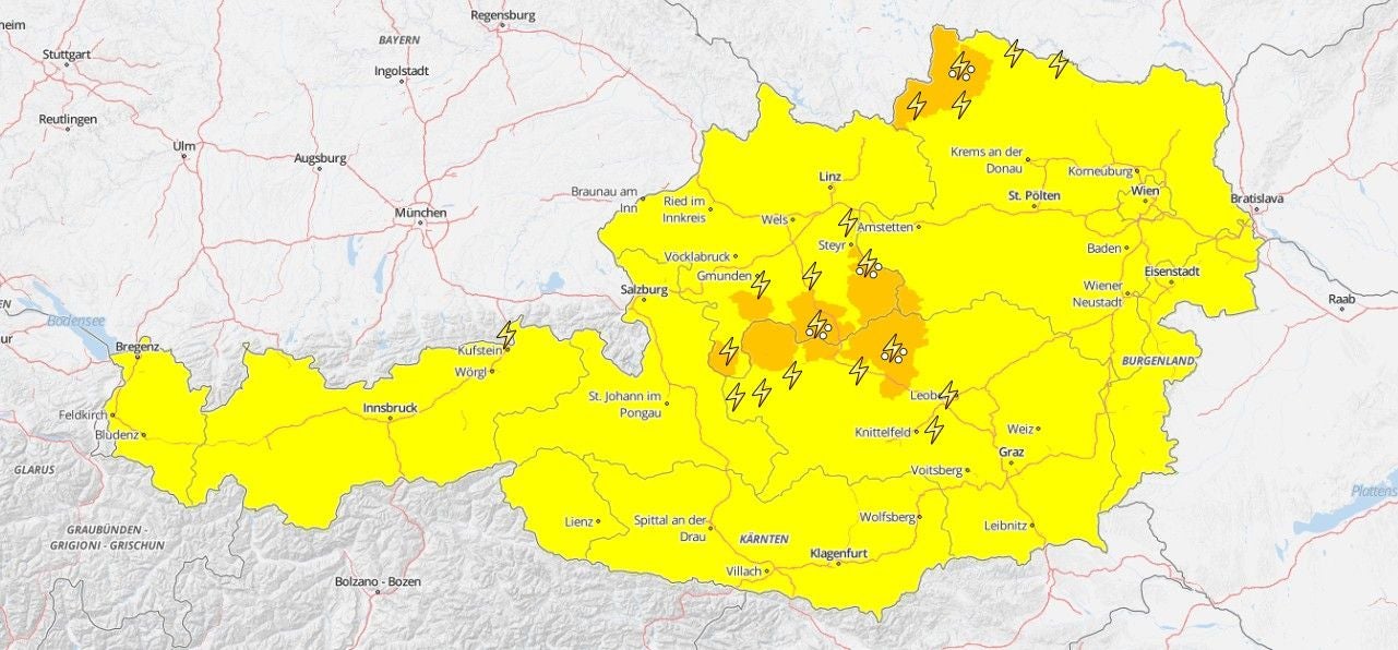 Karte von Österreich mit gelben und orangen Gewitterwarnungen.