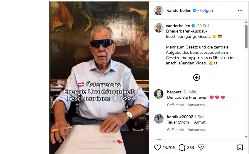 Ein älterer Mann mit Sonnenbrille sitzt am Schreibtisch vor einem Gesetzestext.