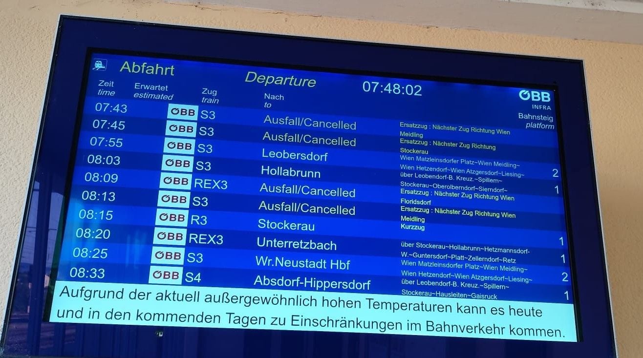 Anzeigetafel mit mehreren Zugausfällen und Hinweis auf Einschränkungen wegen hoher Temperaturen.