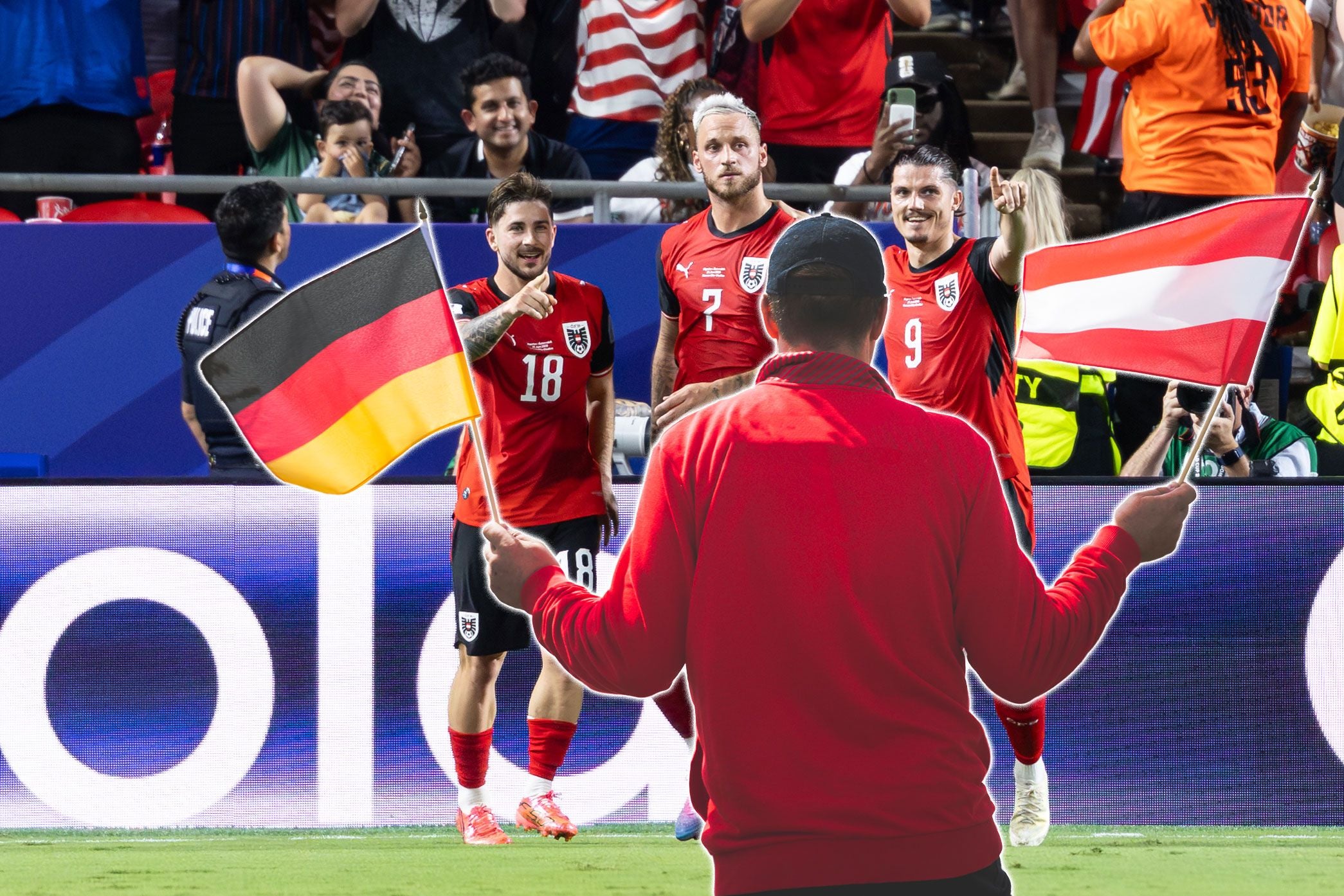 Drei österreichische Fußballspieler jubeln, ein Fan hält Deutschland- und Österreich-Flaggen.