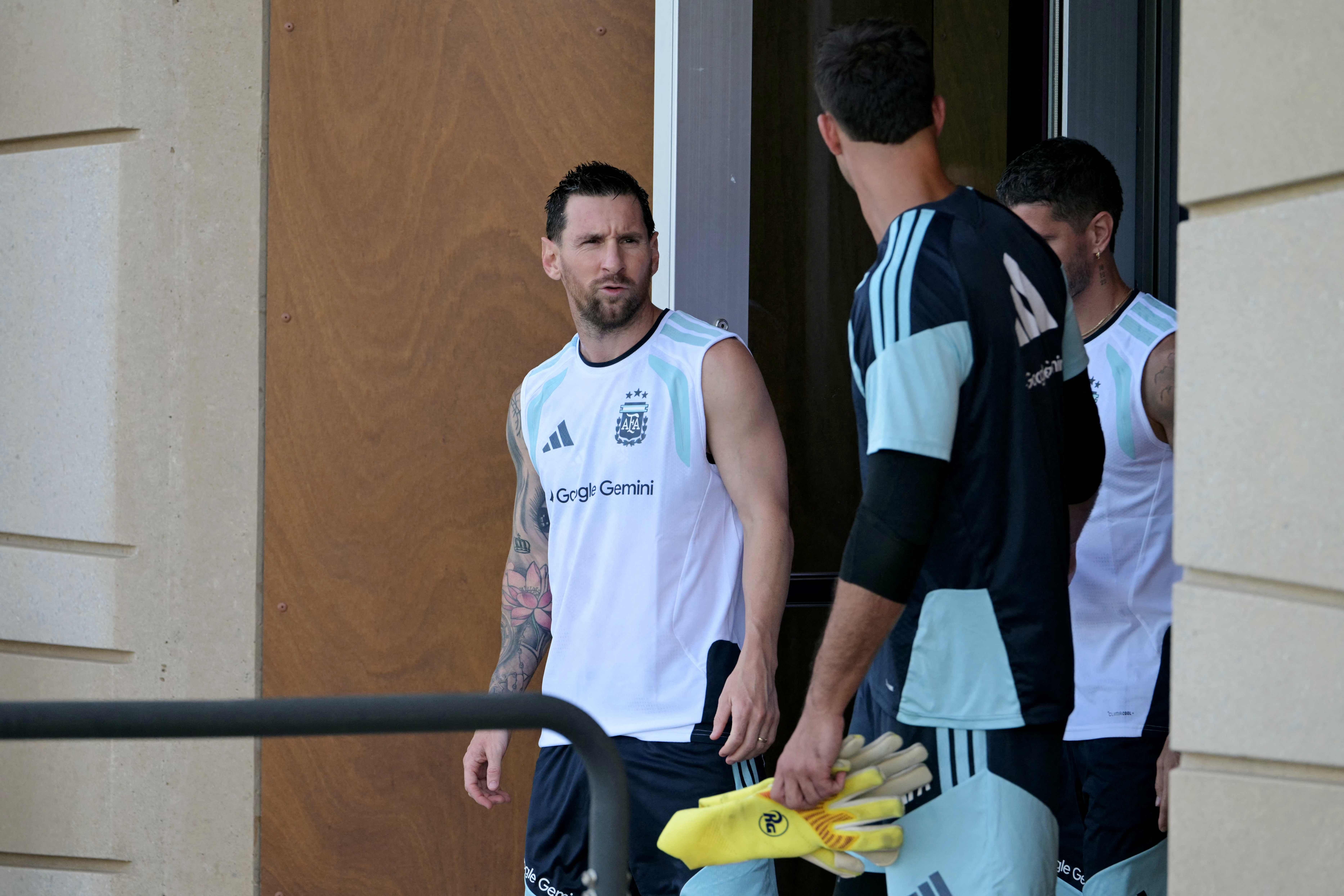 Lionel Messi im Trainingsoutfit beim Verlassen eines Gebäudes mit Teamkollegen in Kansas City.