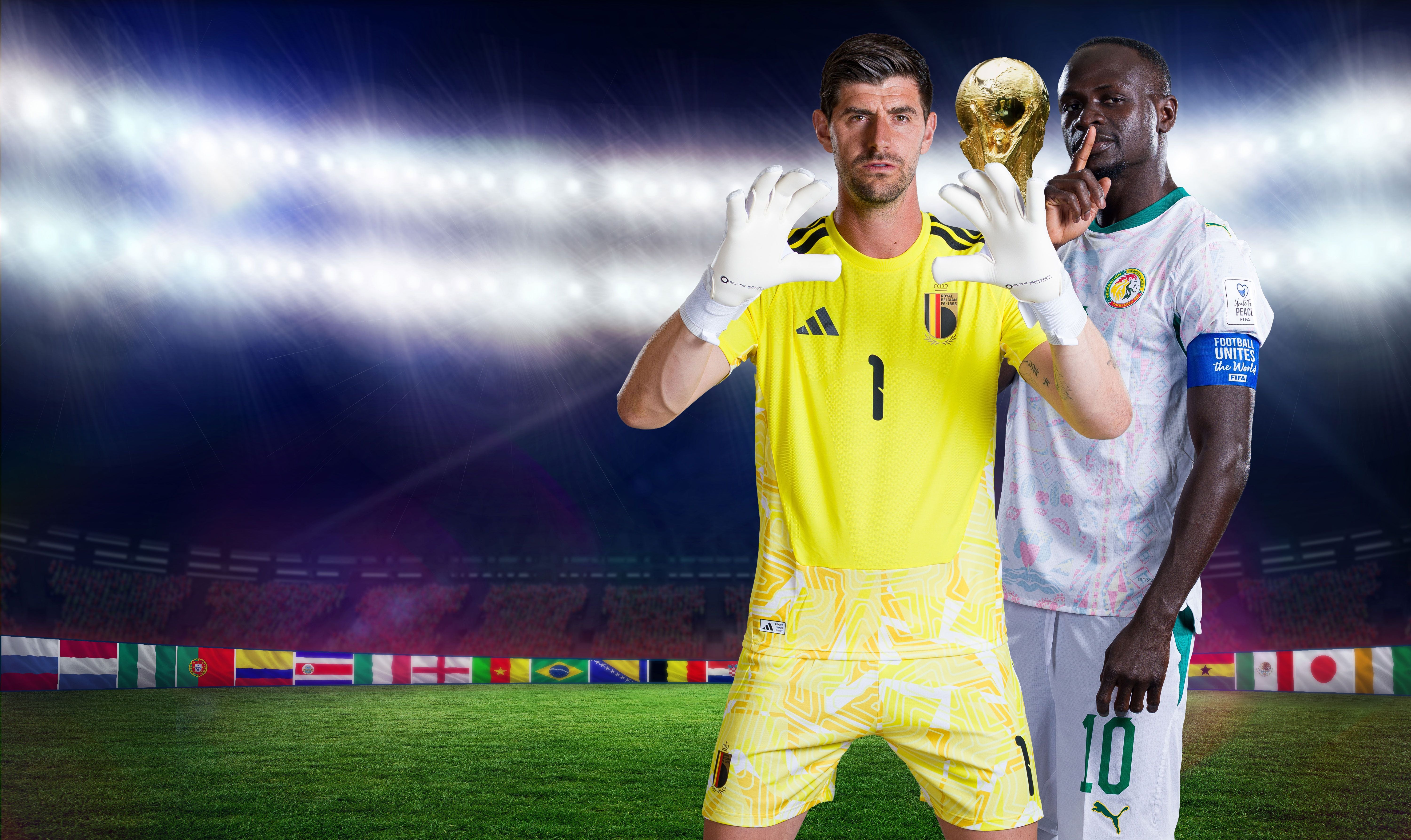 Zwei Fußballspieler aus Senegal und Belgien stehen im Stadion, eine Weltmeistertrophäe schwebt dazwischen.