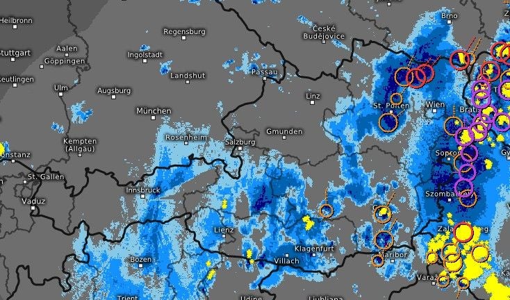 Wetterkarte zeigt Gewitterzellen und Niederschlagsgebiete über Österreich und Umgebung.