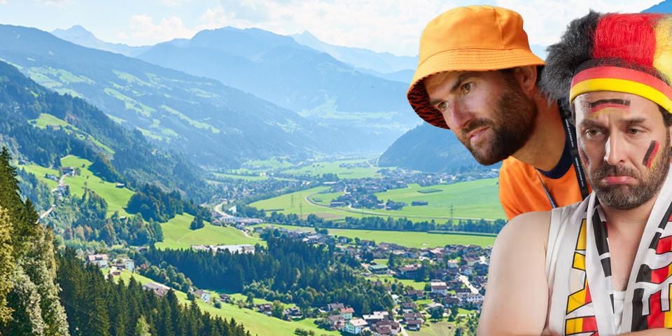 Zwei enttäuschte Fußballfans vor einer Panoramaansicht des Zillertals in den Alpen.
