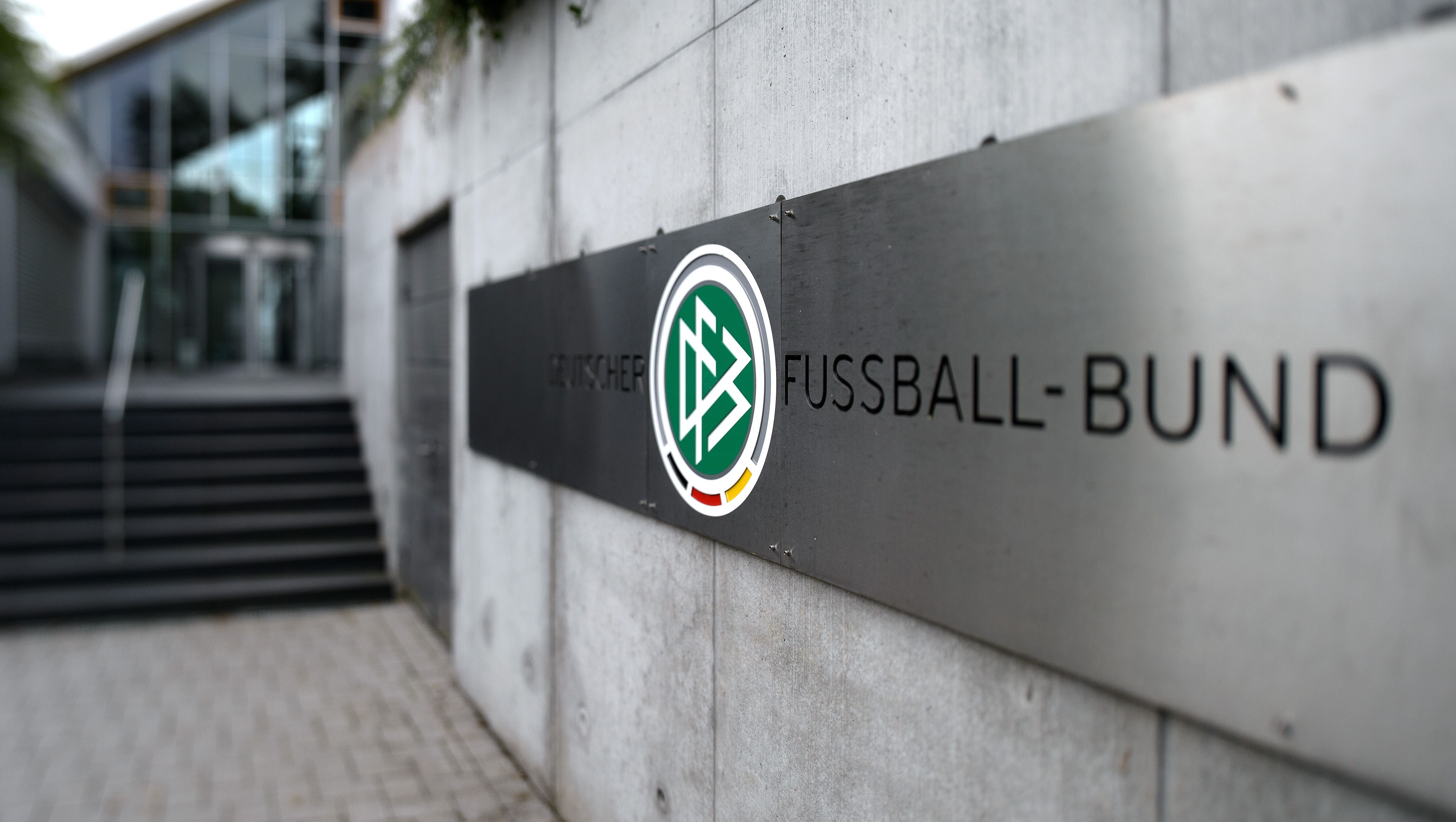 Das Logo des Deutschen Fußball-Bundes (DFB) an einer Gebäudewand in Frankfurt am Main.