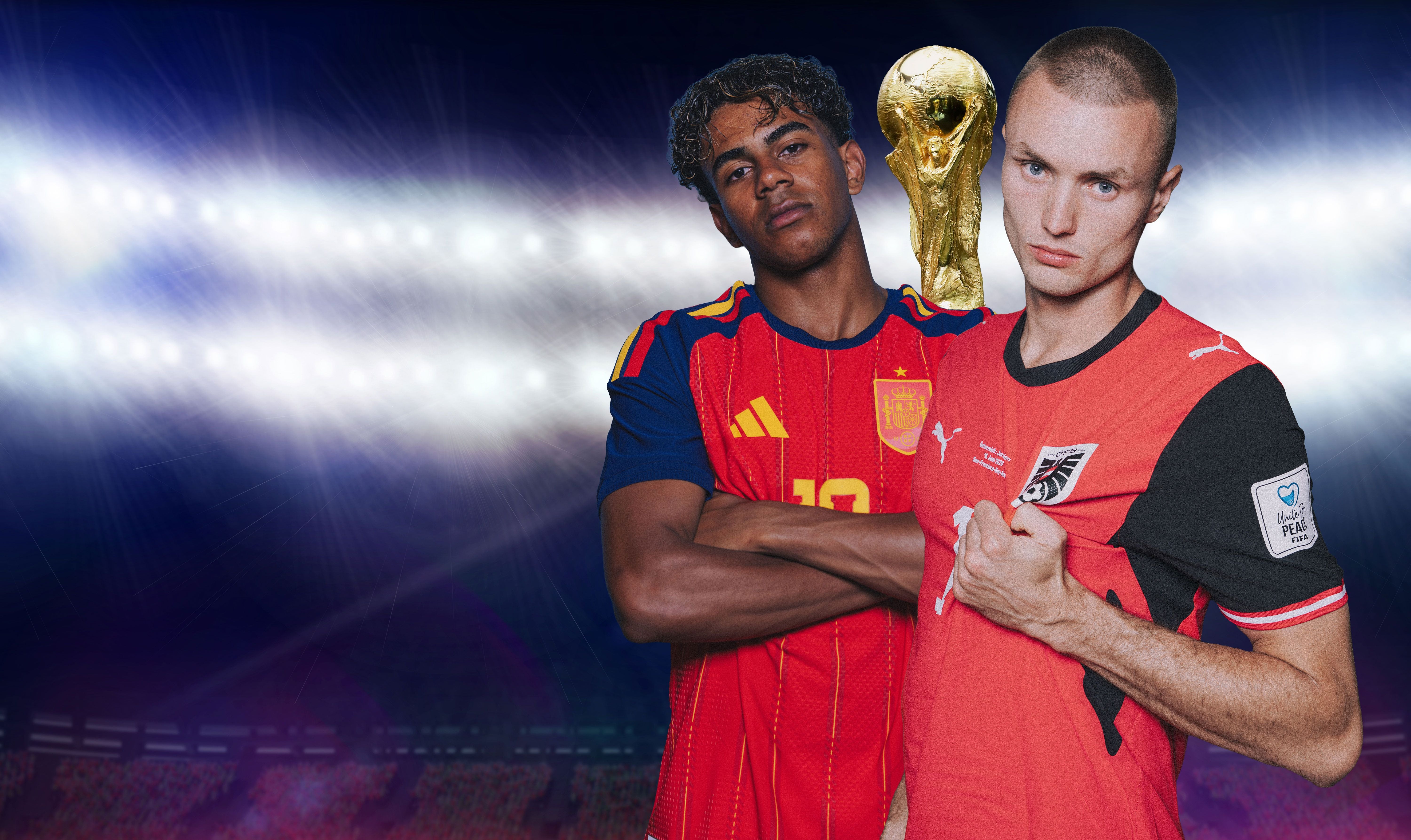 Zwei Fußballspieler aus Österreich und Spanien stehen im Stadion mit WM-Pokal im Hintergrund.