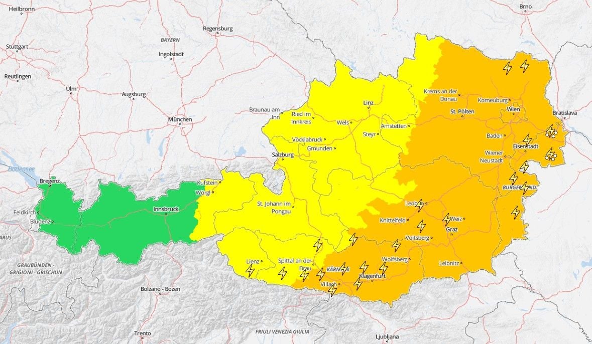 Gewitterwarnkarte für Österreich mit gelb bis orange markierten Warnstufen im Osten und Süden.