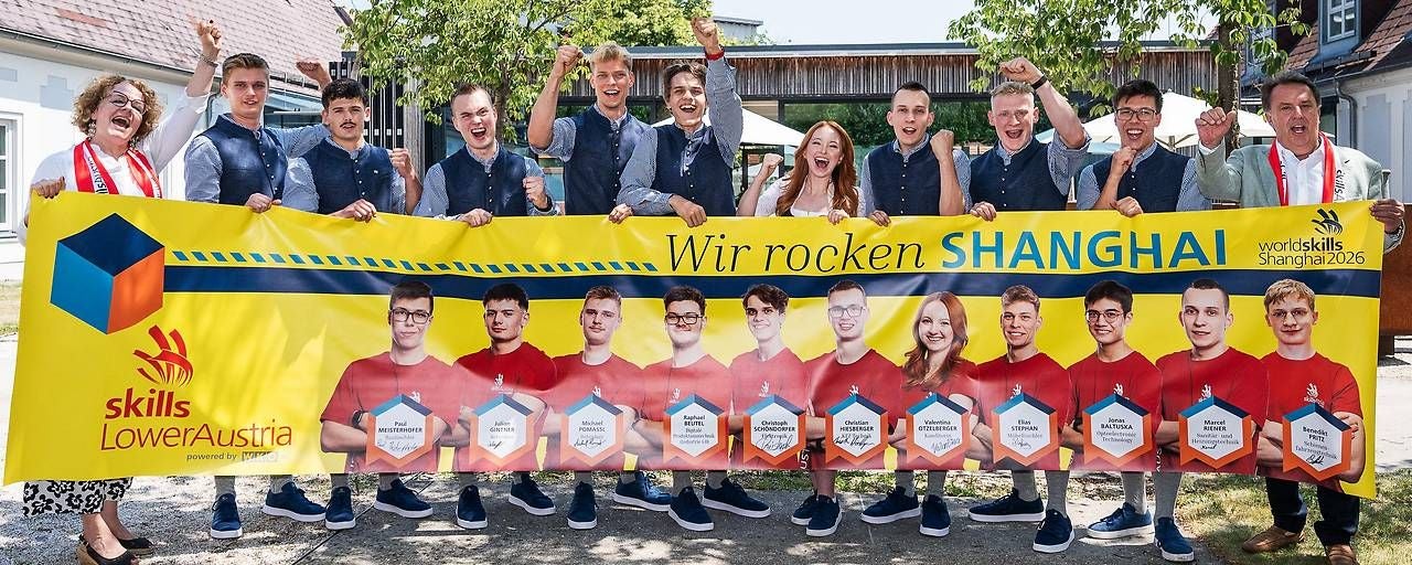 Eine Gruppe junger Menschen hält ein Banner mit der Aufschrift „Wir rocken SHANGHAI.“
