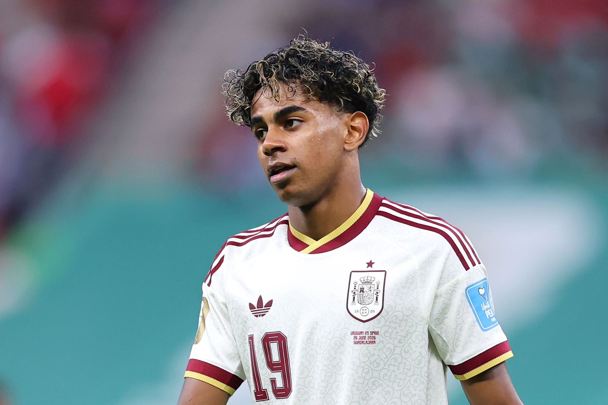 Spanischer Fußballspieler im weißen Trikot mit der Nummer 19 während eines Spiels.