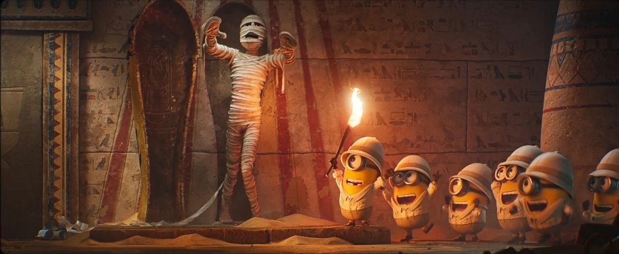 Mehrere Minions entdecken eine Mumie in einer altägyptischen Grabkammer.