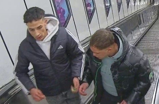 Zwei junge Männer auf einer Rolltreppe in einer U-Bahn-Station am Schwedenplatz.