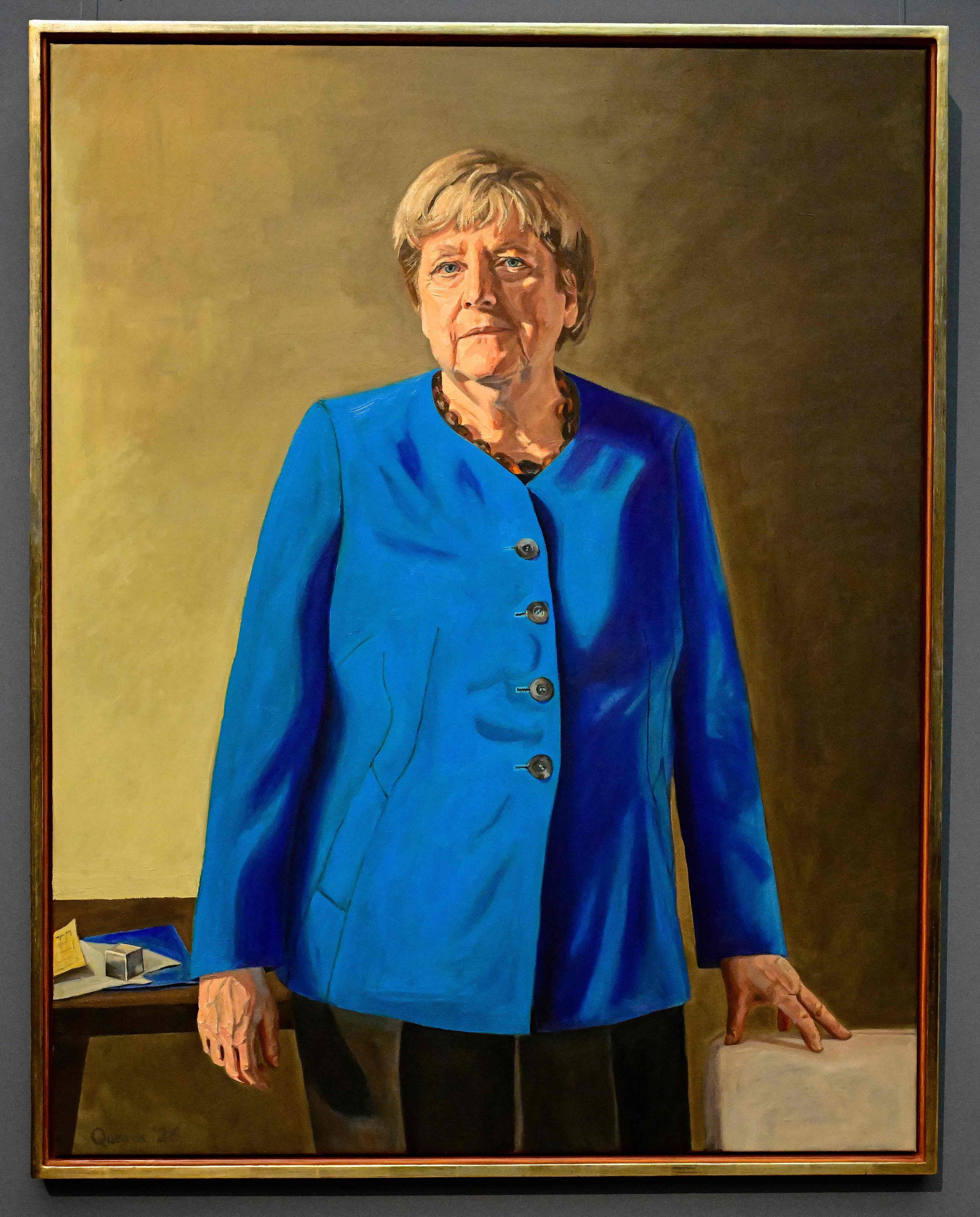 Gemälde einer Frau mit kurzem Haar im blauen Blazer, stehend vor neutralem Hintergrund.