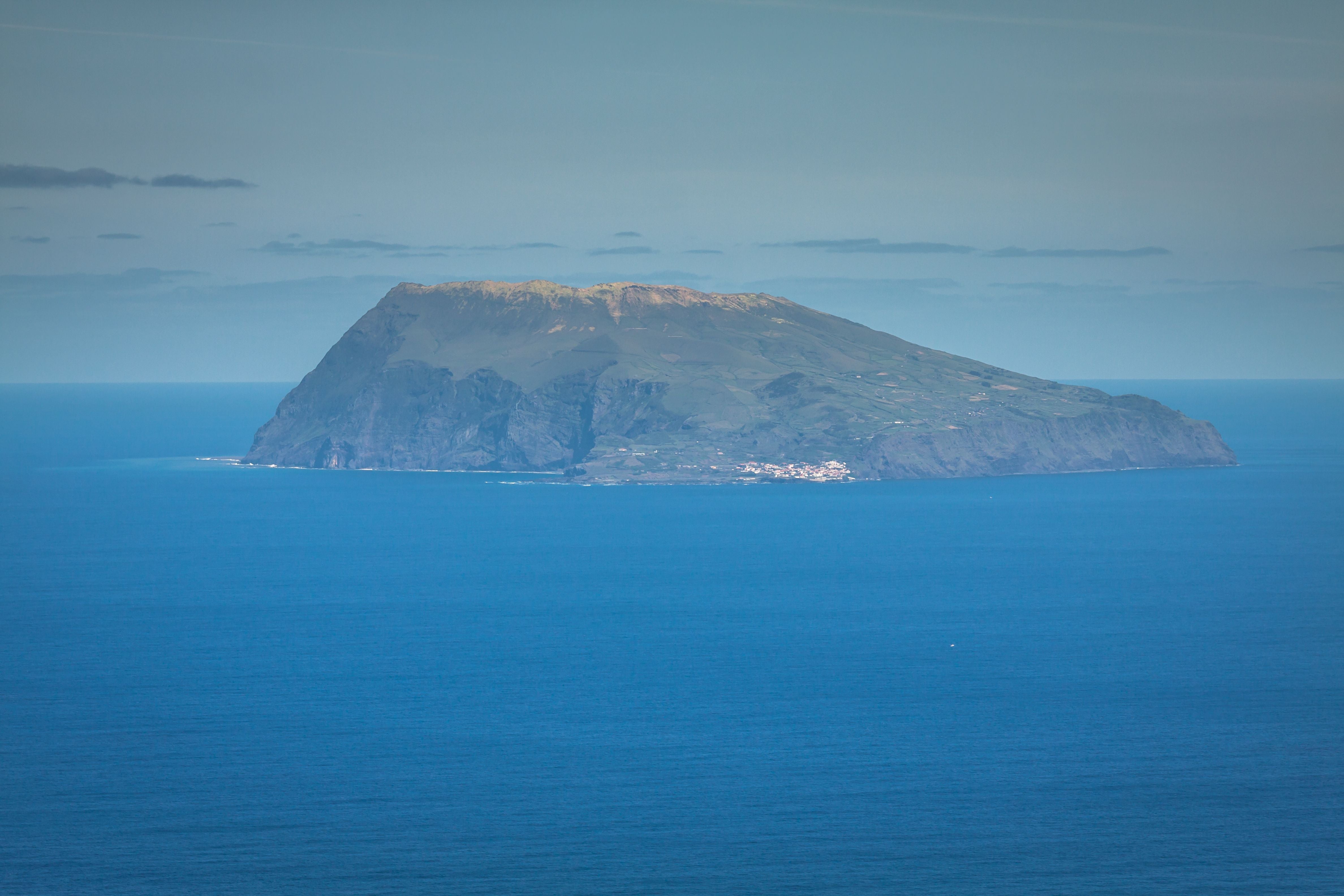 Die Insel Corvo der Azoren liegt im Atlantik, umgeben von tiefblauem Wasser.