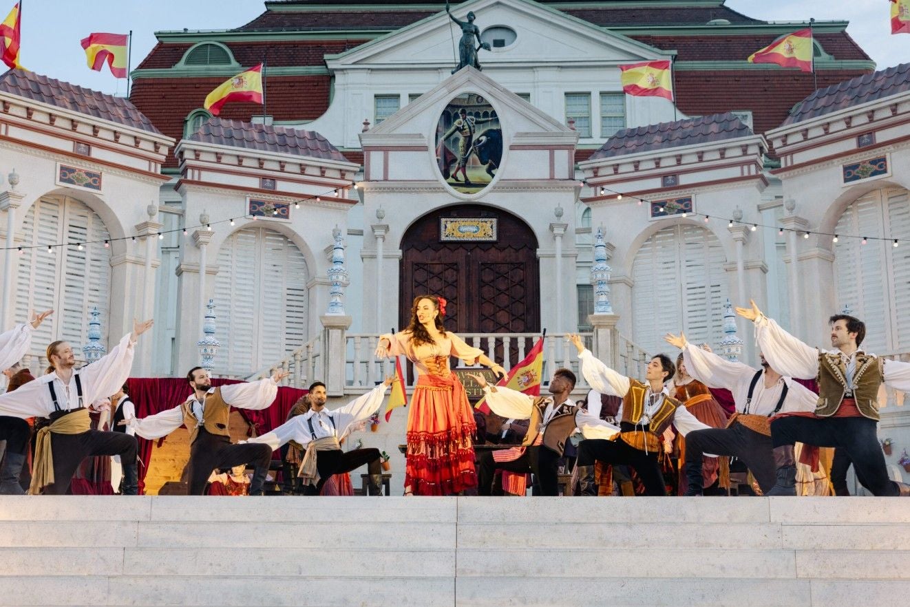 Opernaufführung "Carmen" mit Tänzern in historischen Kostümen auf einer Freilichtbühne.