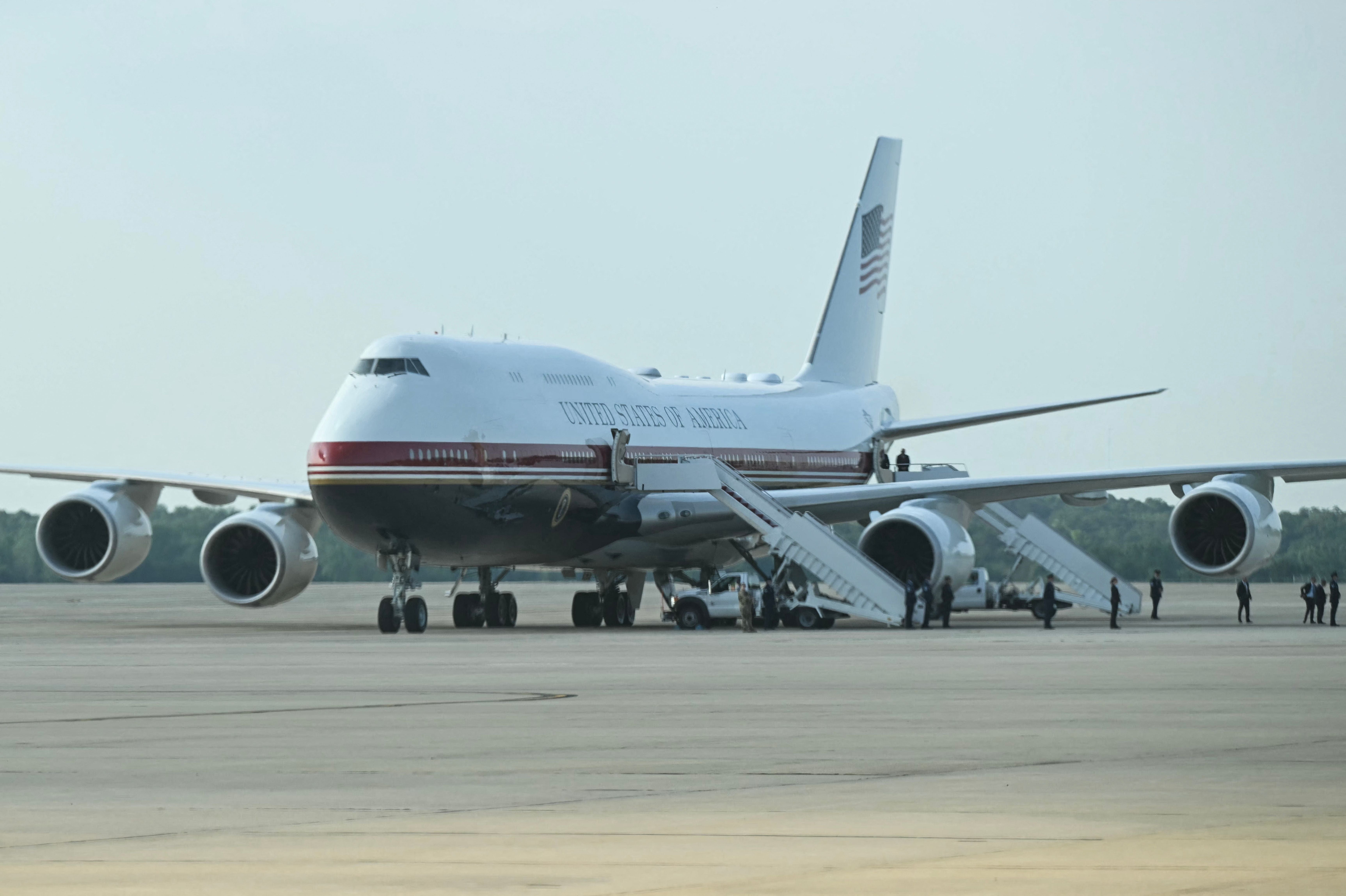 Eine große Boeing 747-8 der US-Regierung steht mit Treppen und Personen am Rollfeld.