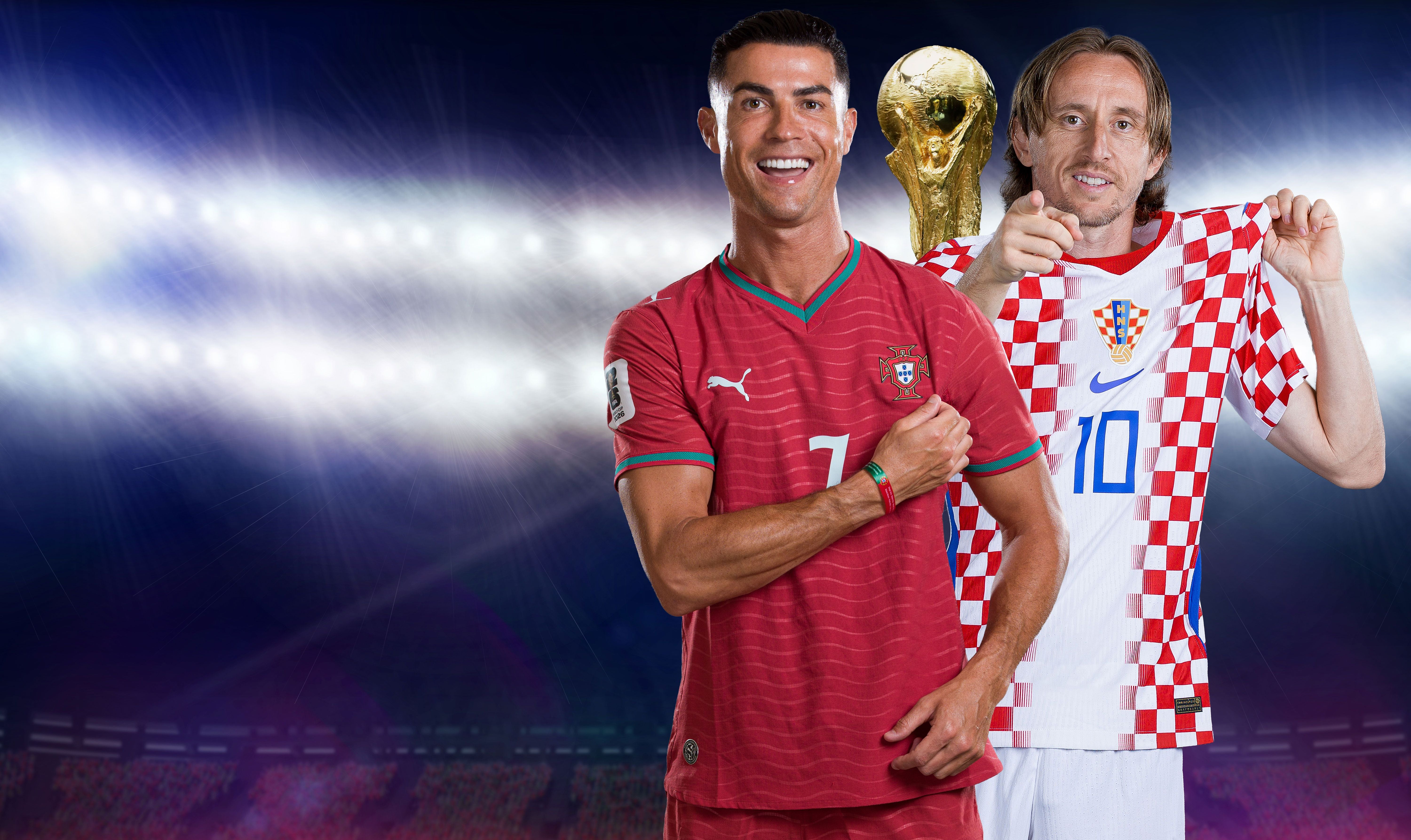Zwei Fußballspieler aus Portugal und Kroatien posieren vor einem beleuchteten Stadion.