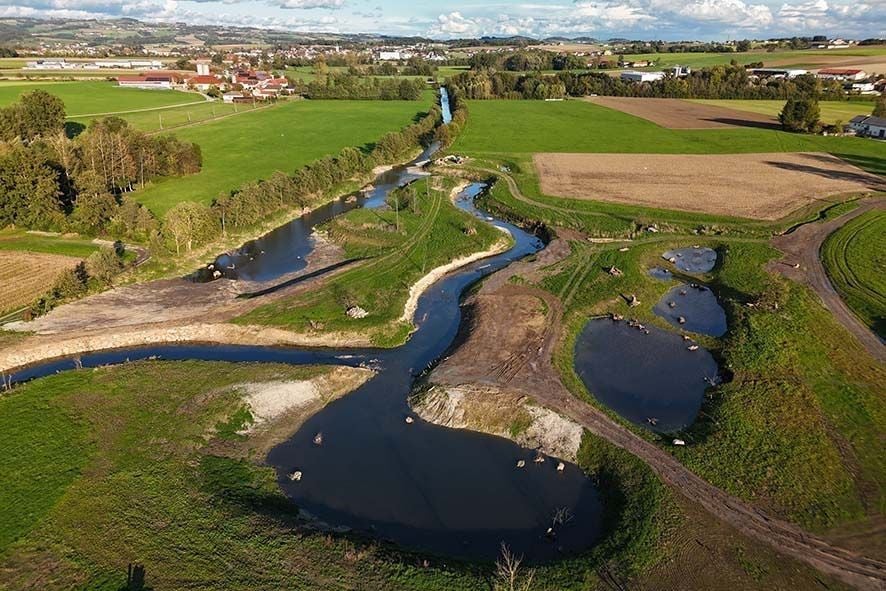 Luftaufnahme einer renaturierten Flusslandschaft mit Feldern und Teichen bei Aschach.