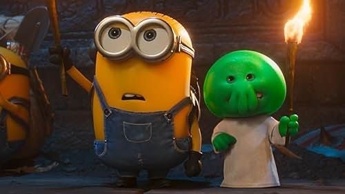 Ein Minion und eine grüne Monsterfigur halten Fackeln und stehen nebeneinander.