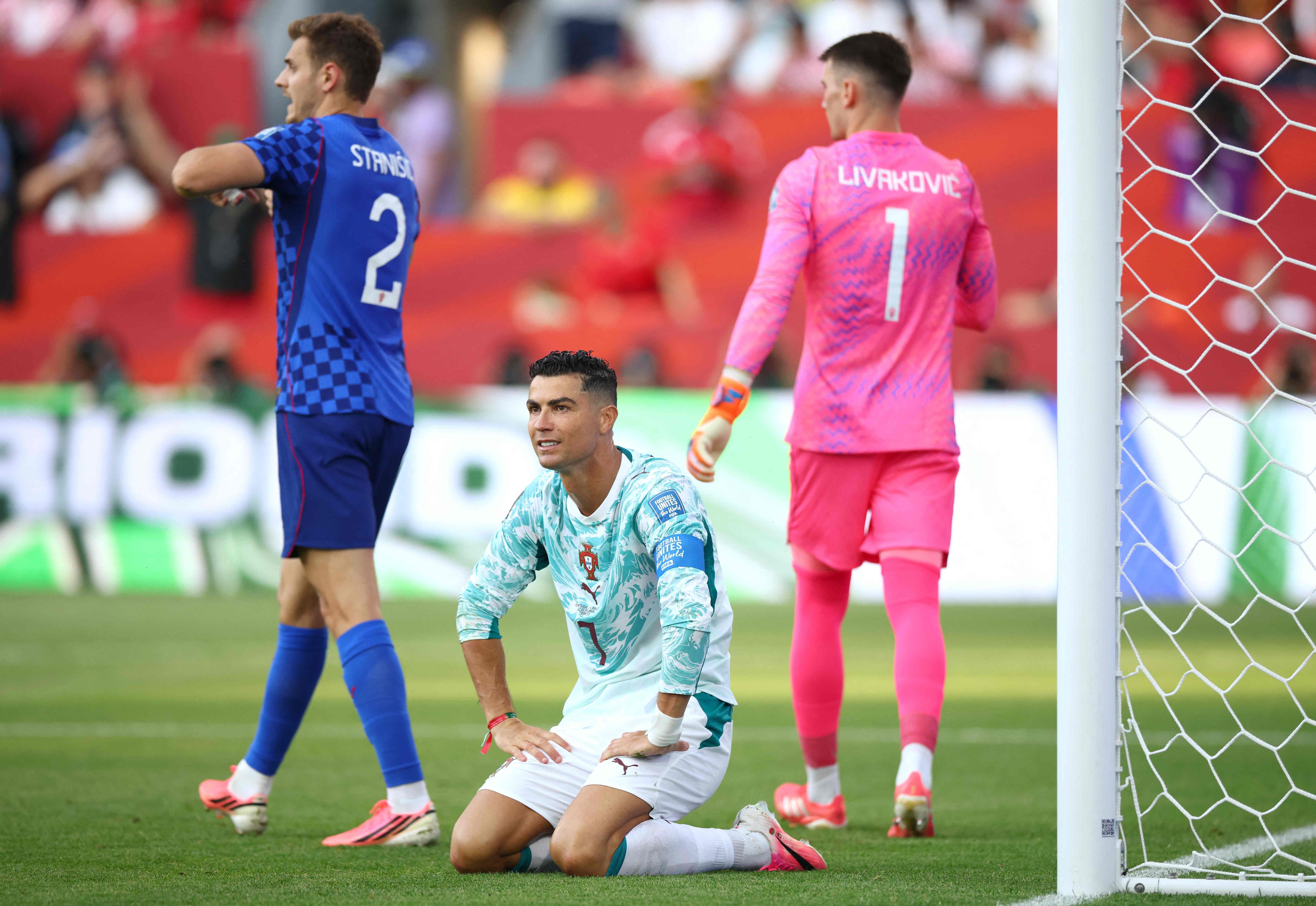 Cristiano Ronaldo kniet enttäuscht vor dem Tor während eines Spiels gegen Kroatien.