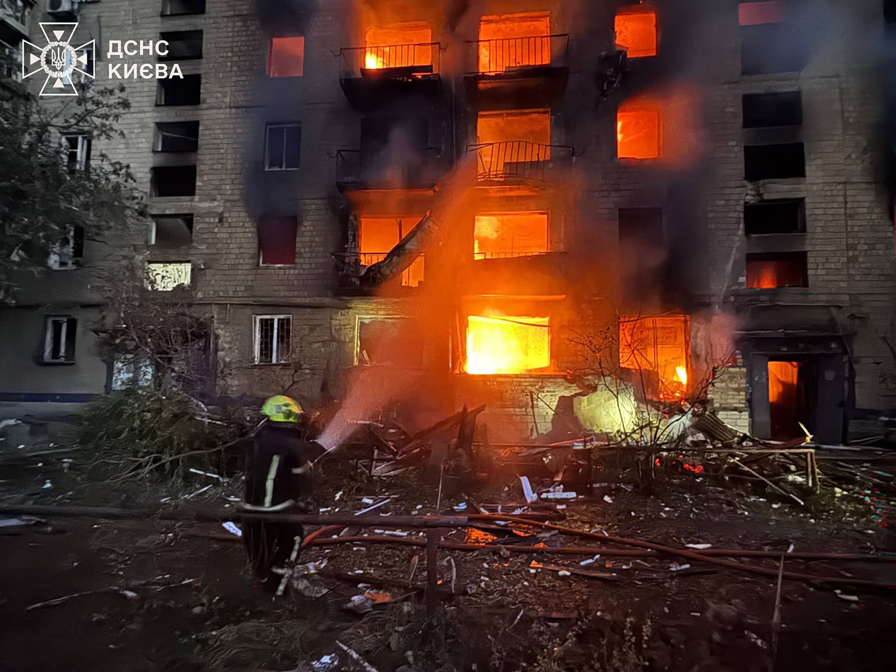 Dieses Pressefoto des ukrainischen Rettungsdienstes vom 2. Juli 2026 zeigt Einsatzkräfte bei Löscharbeiten an einem Wohngebäude, das infolge von Raketenangriffen auf die ukrainische Hauptstadt Kiew beschädigt wurde.