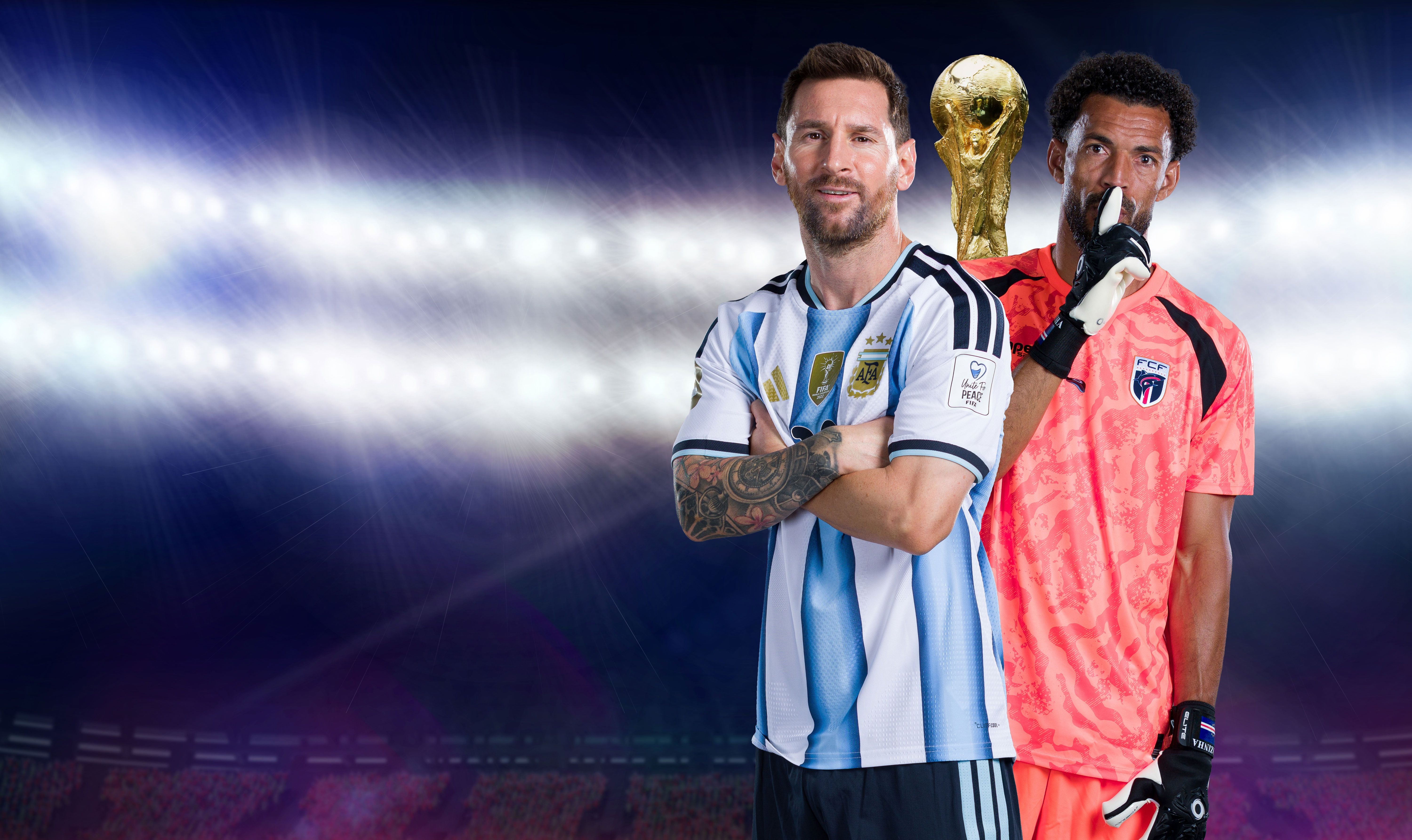 Zwei Fußballspieler, einer im Trikot Argentiniens, einer von Kap Verde, vor einem beleuchteten Stadion.