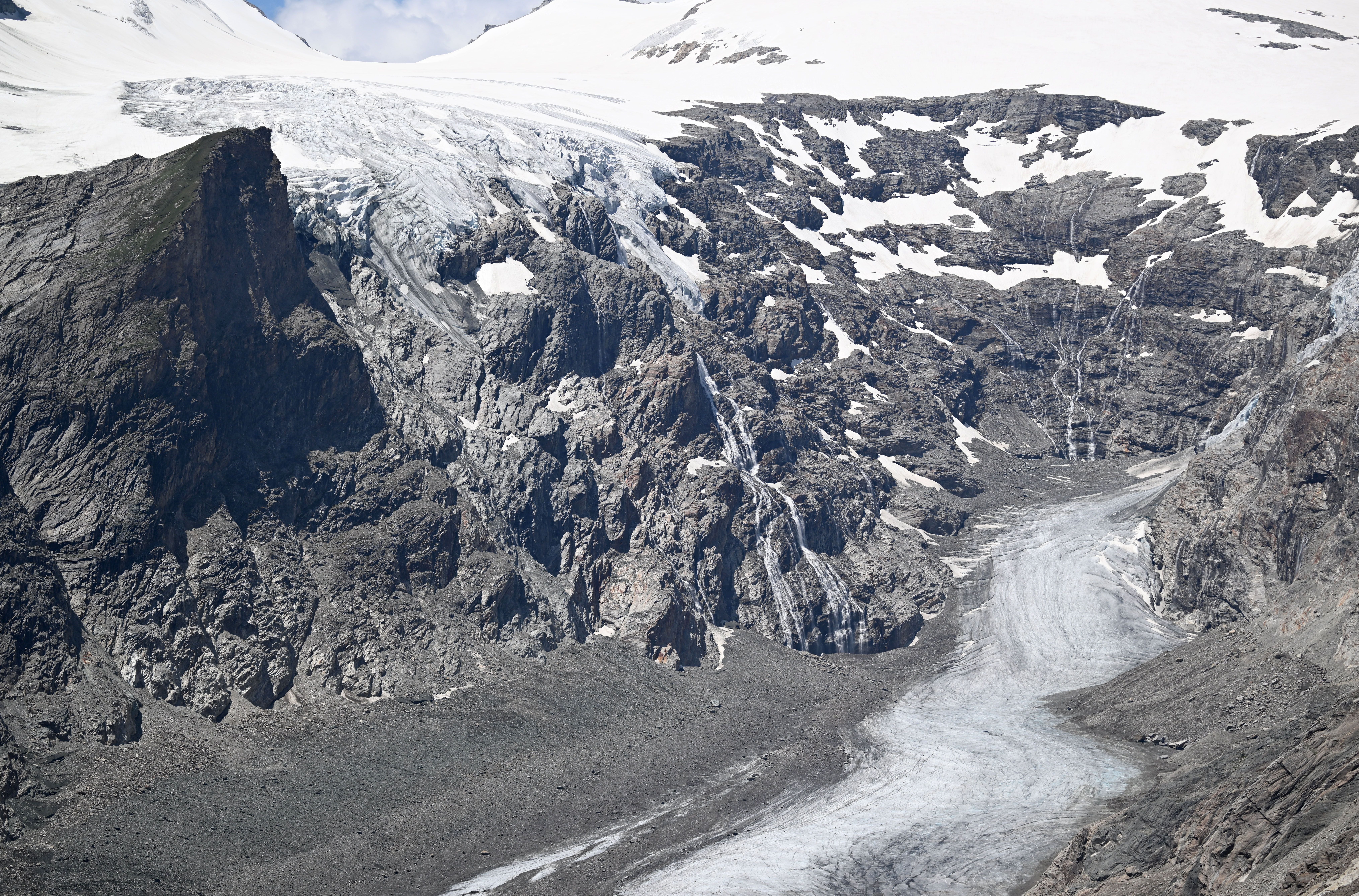 Blick auf den grauen Gletscher Pasterze mit Gesteinsschutt und Moränen am Großglockner.