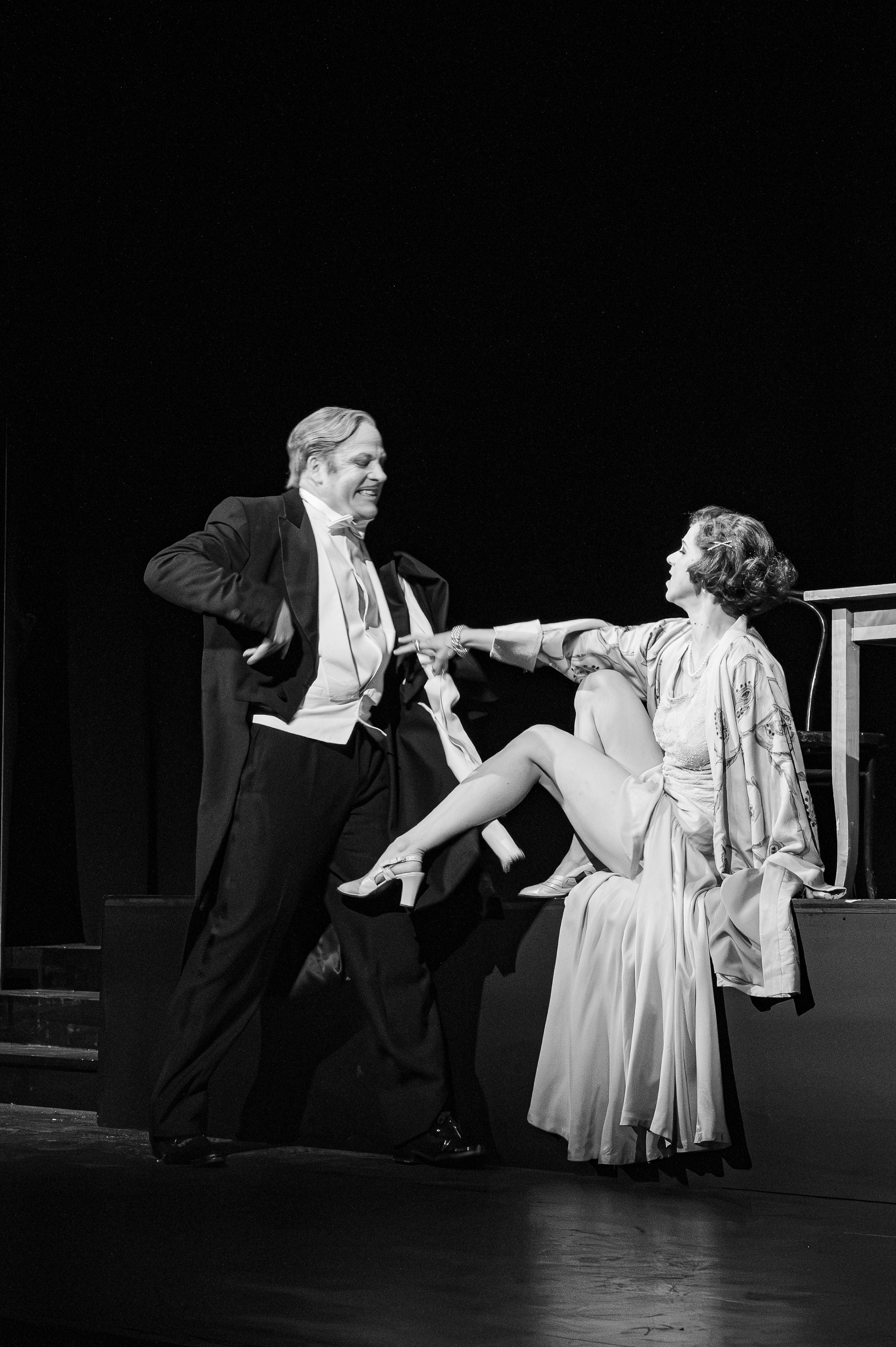 Zwei Schauspieler in eleganter Kleidung auf der Bühne, Szene aus "Die Fledermaus".