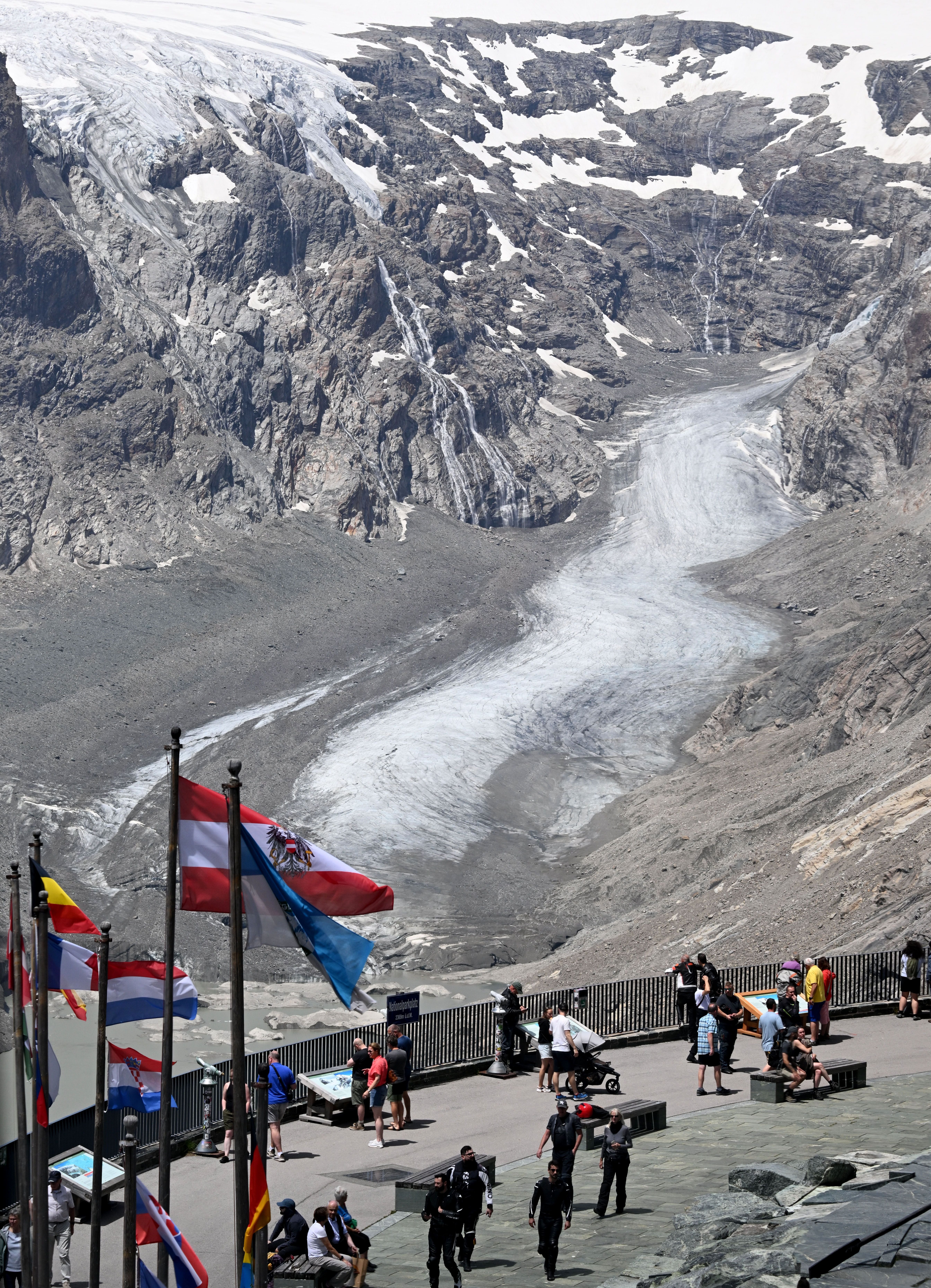Touristen blicken von der Kaiser-Franz-Josefs-Höhe auf die Pasterze.