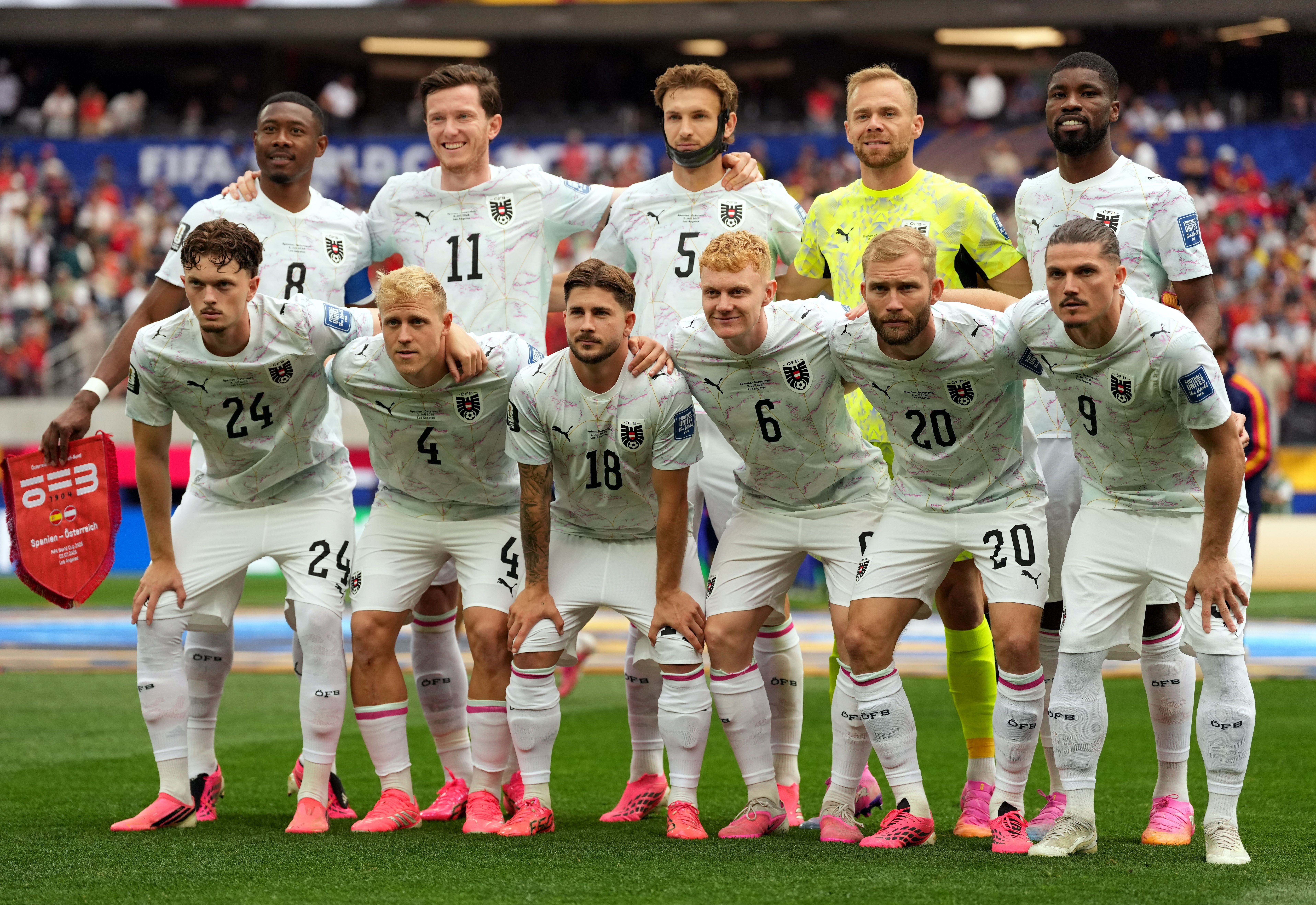 Österreichs Fußballteam posiert vor einem WM-Spiel im Stadion für ein Mannschaftsfoto.