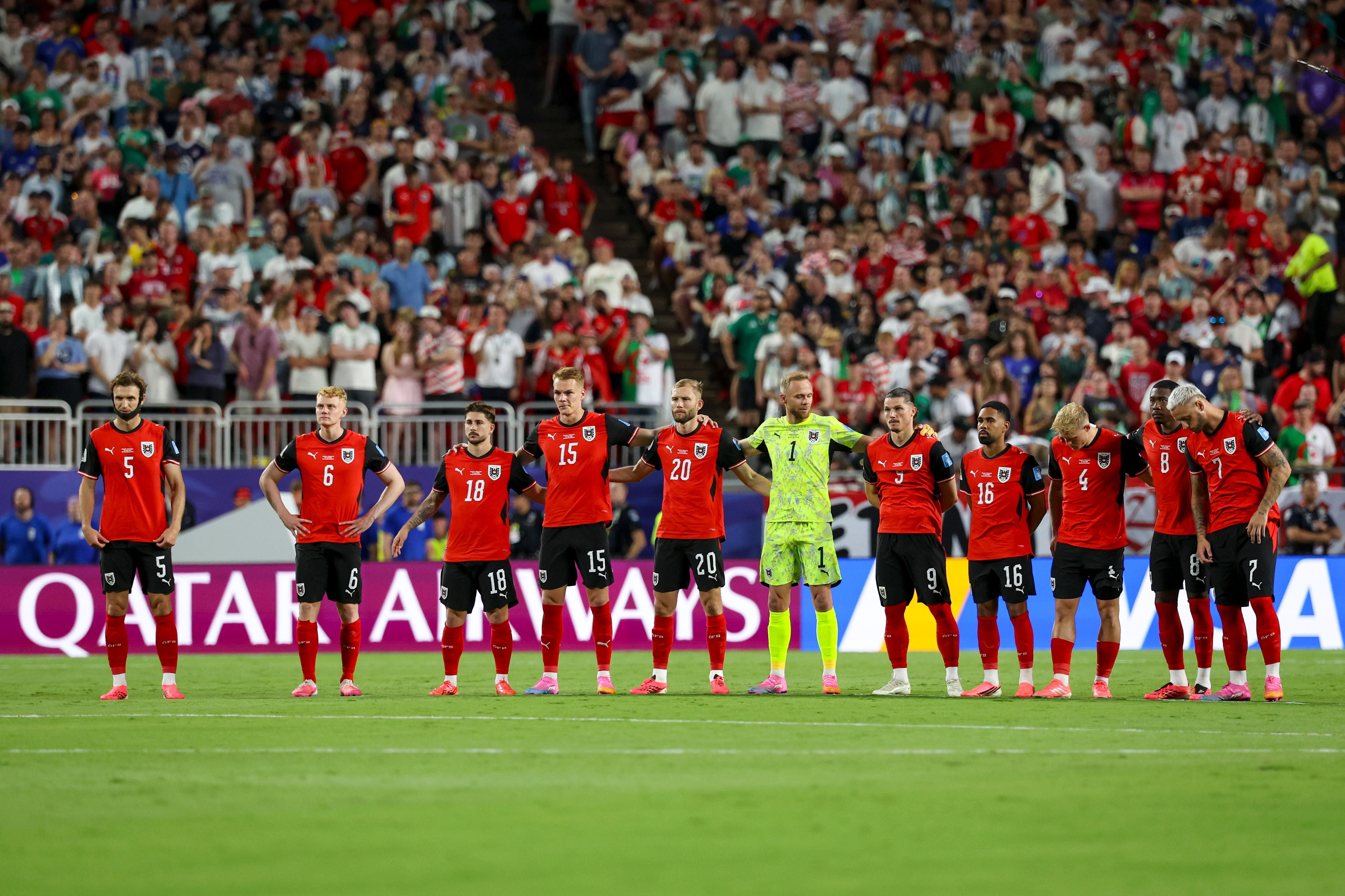 Österreichs Fußballteam steht Arm in Arm vor einem Publikum bei der WM 2026 auf dem Spielfeld.
