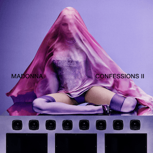 Madonna sitzt unter einem rosa Schleier auf einem Podest, umgeben von lila Licht.