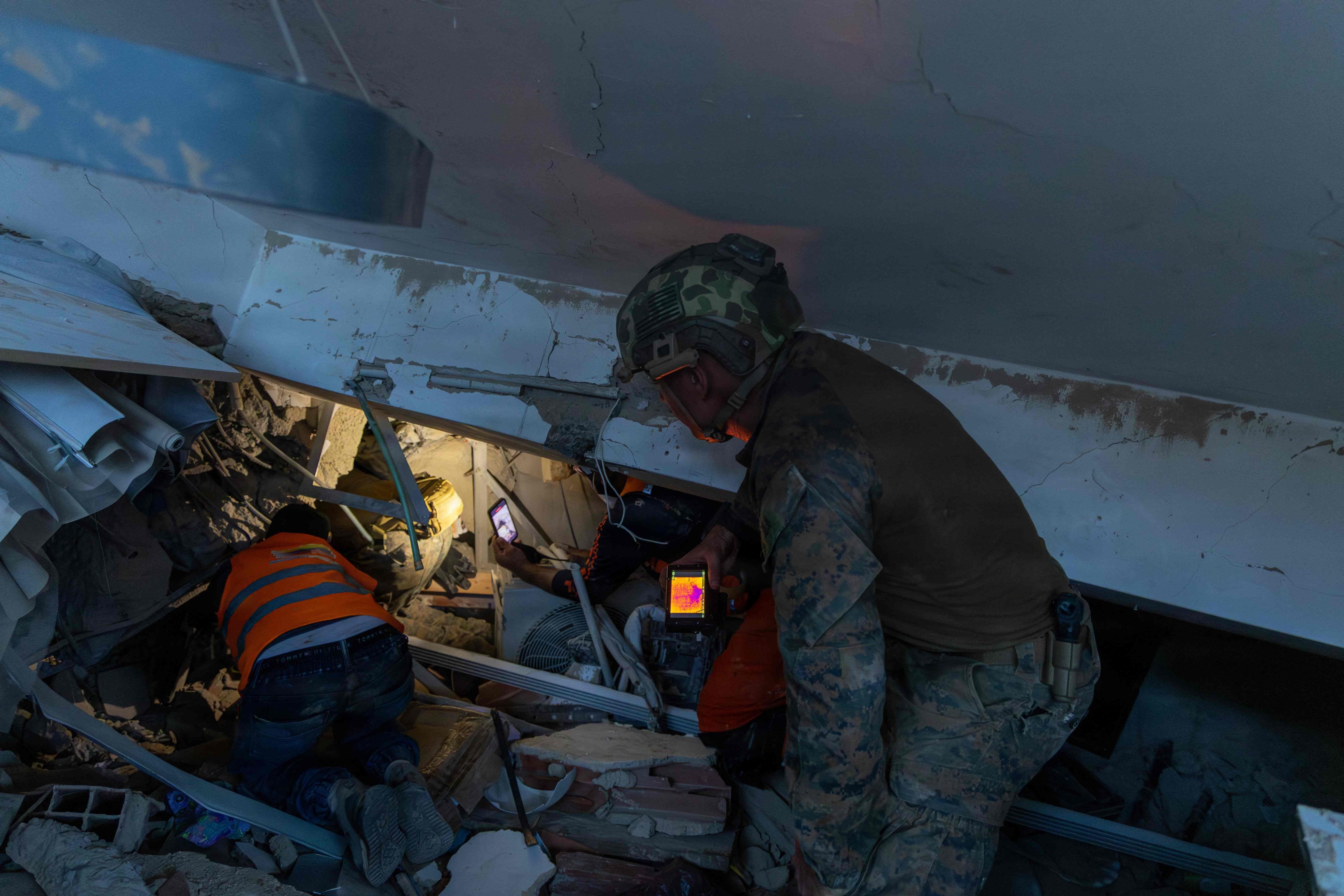 Rettungskräfte durchsuchen verschüttete Trümmer nach Überlebenden eines Erdbebens in Venezuela.