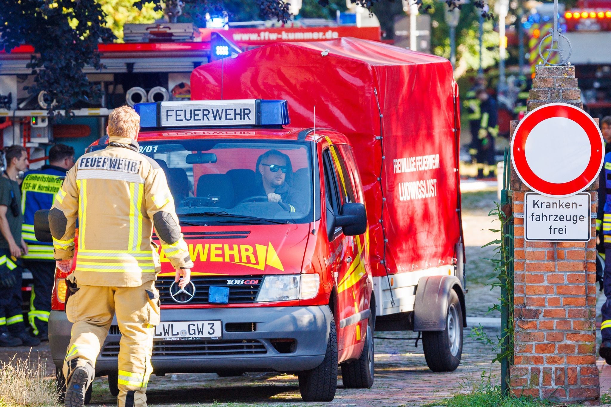 Feuerwehrfahrzeug und Einsatzkräfte vor dem Krankenhaus beim Rettungseinsatz in Ludwigslust.