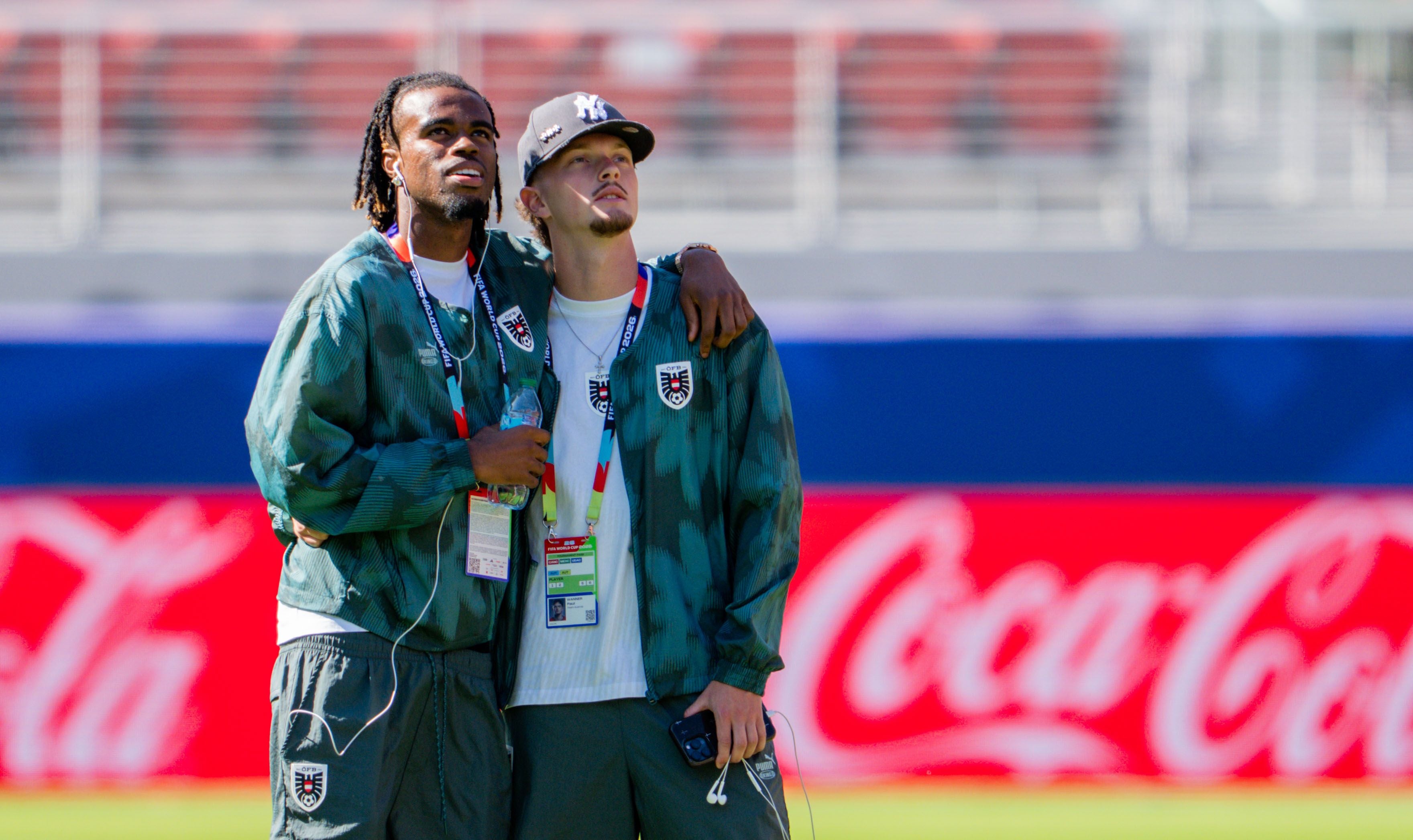 ABD0007_20260616 - SANTA CLARA - USA: vlnr.: Carney Chukwuemeka (AUT) und Paul Wanner (AUT) am Montag, 15. Juni 2026, während eines Pitch Walks des ÖFB Nationalteams im San Francisco Bay Area Stadion in Santa Clara vor dem Spiel zwischen Österreich und Jordanien. - FOTO: APA/GEORG HOCHMUTH