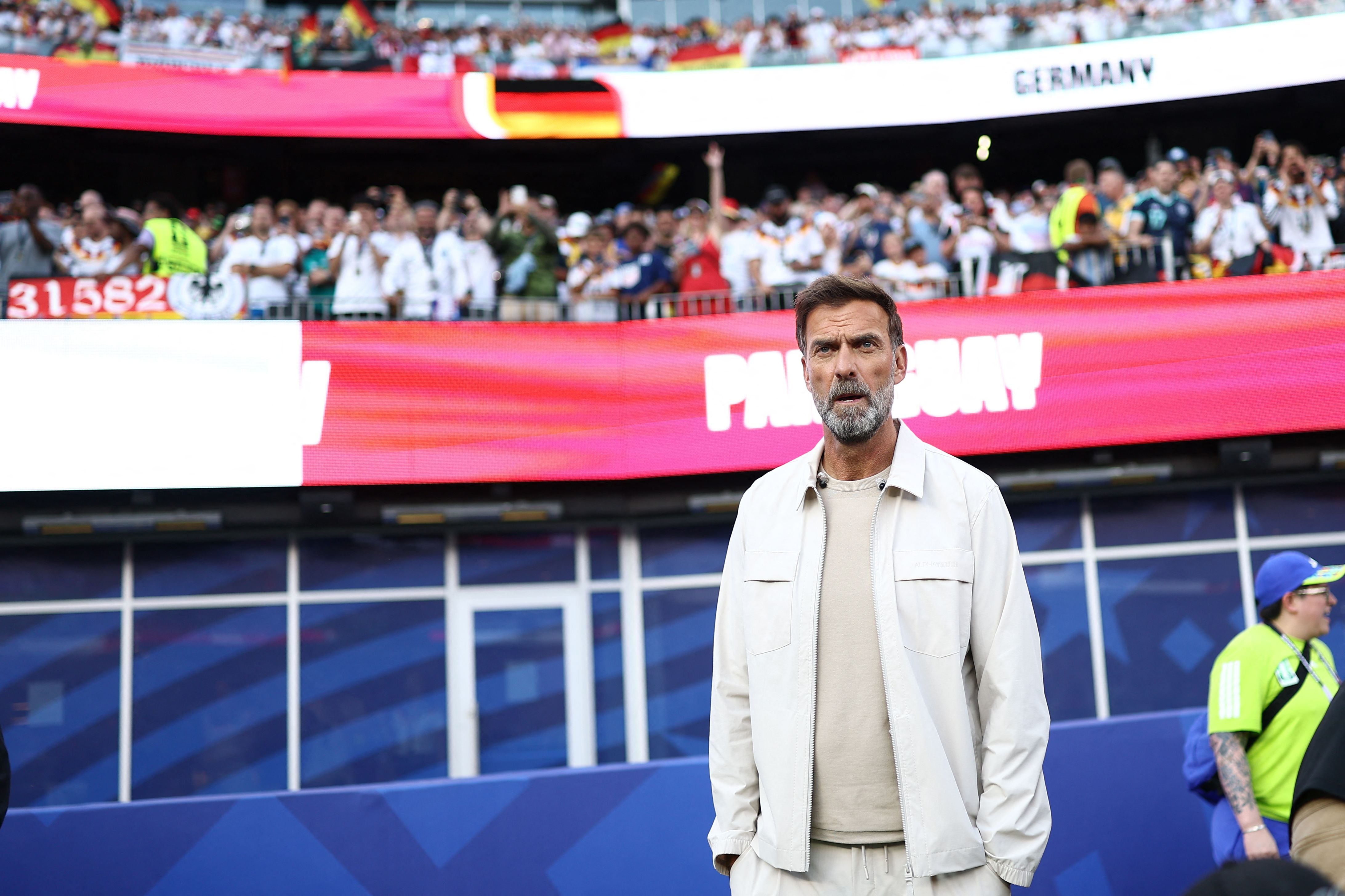 Jürgen Klopp steht im Stadion vor jubelnden Fans während des Elfmeterschießens bei der WM 2026.