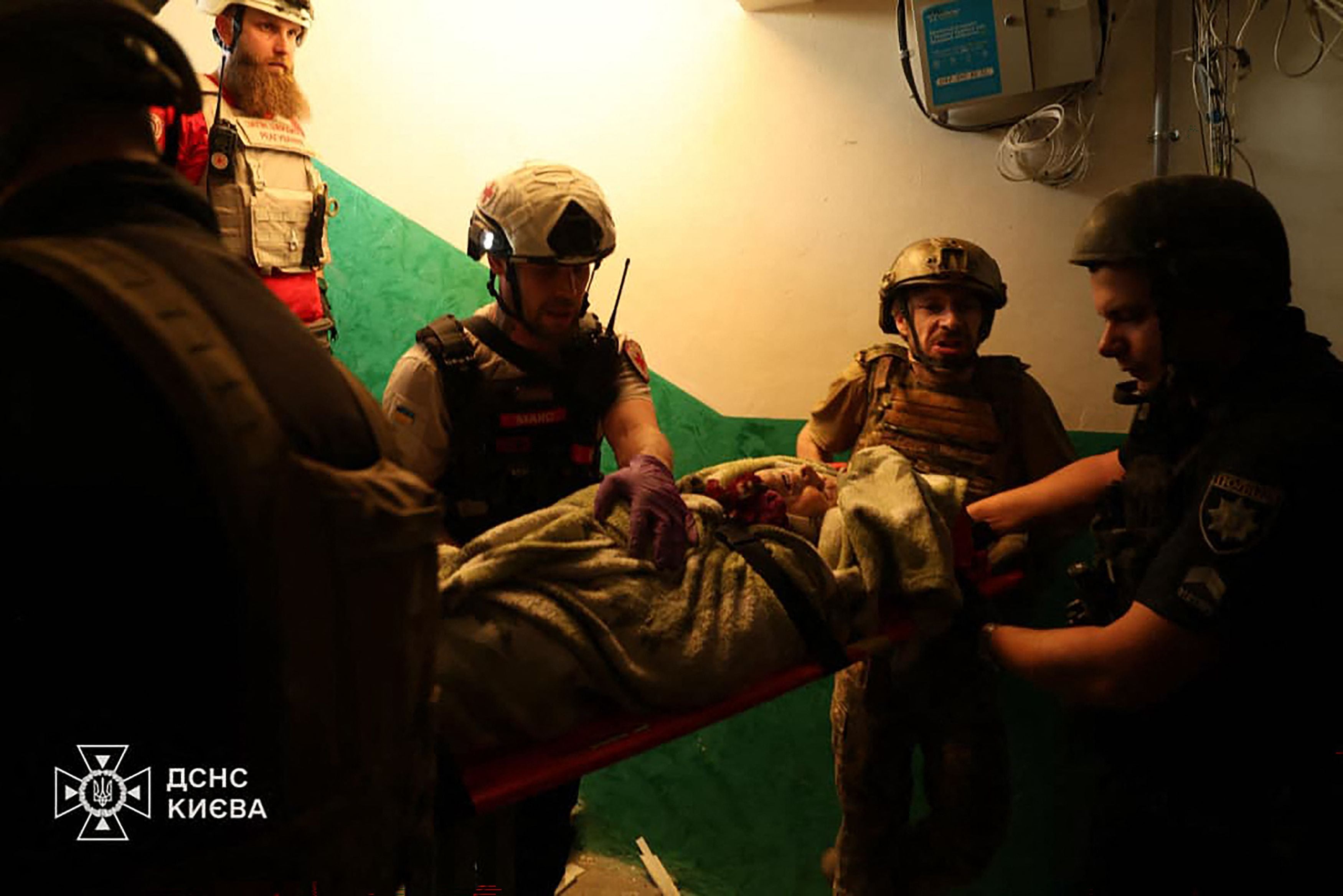 Dieses vom ukrainischen Rettungsdienst am 2. Juli 2026 aufgenommene und herausgegebene Bild zeigt Rettungskräfte bei der Bergung einer verletzten Person aus einem beschädigten Wohnhaus nach Raketenangriffen auf die ukrainische Hauptstadt Kiew, vor dem Hintergrund des russischen Angriffskrieges in der Ukraine.