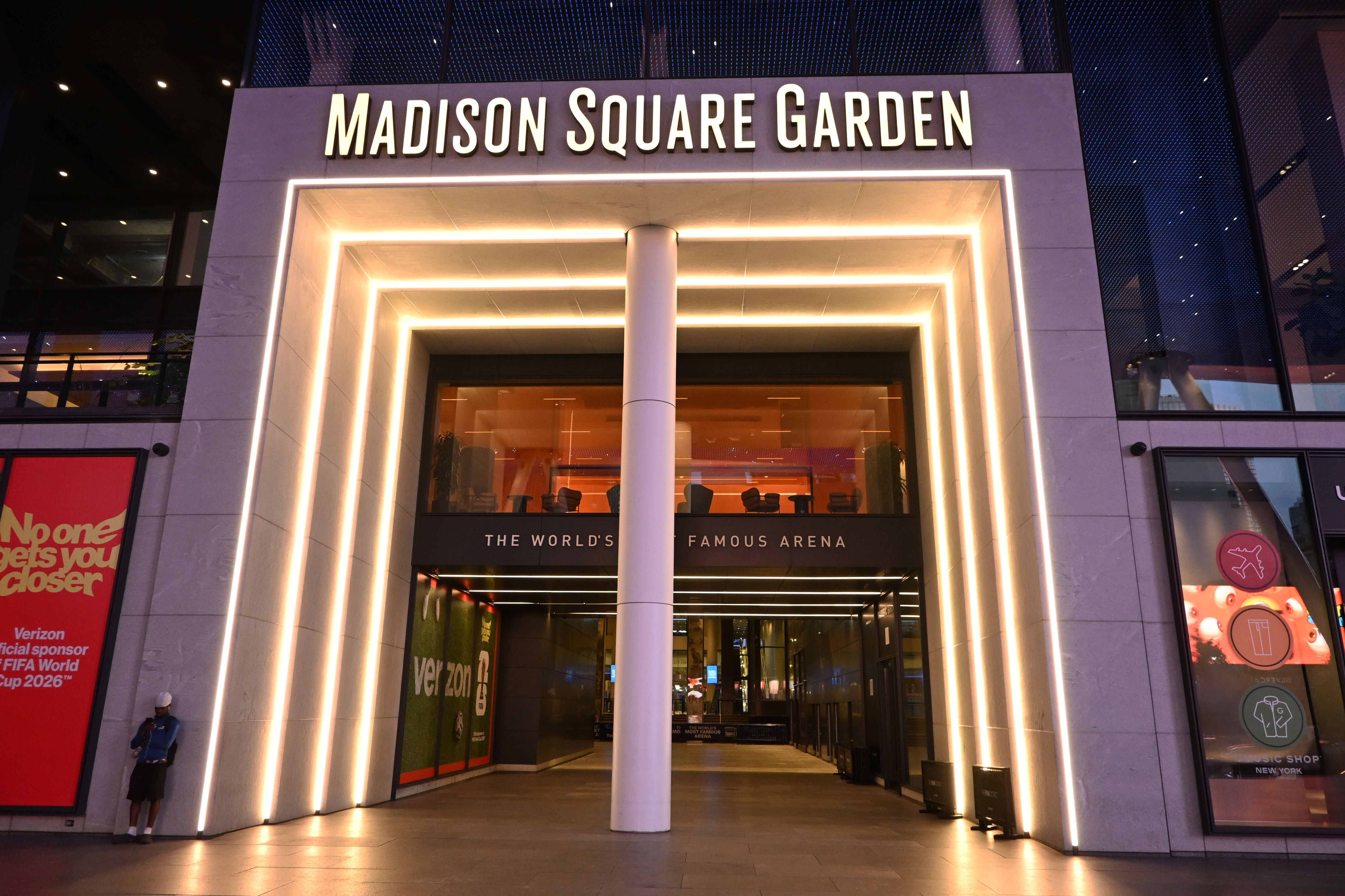 Beleuchteter Eingang von Madison Square Garden in New York bei Abenddämmerung.