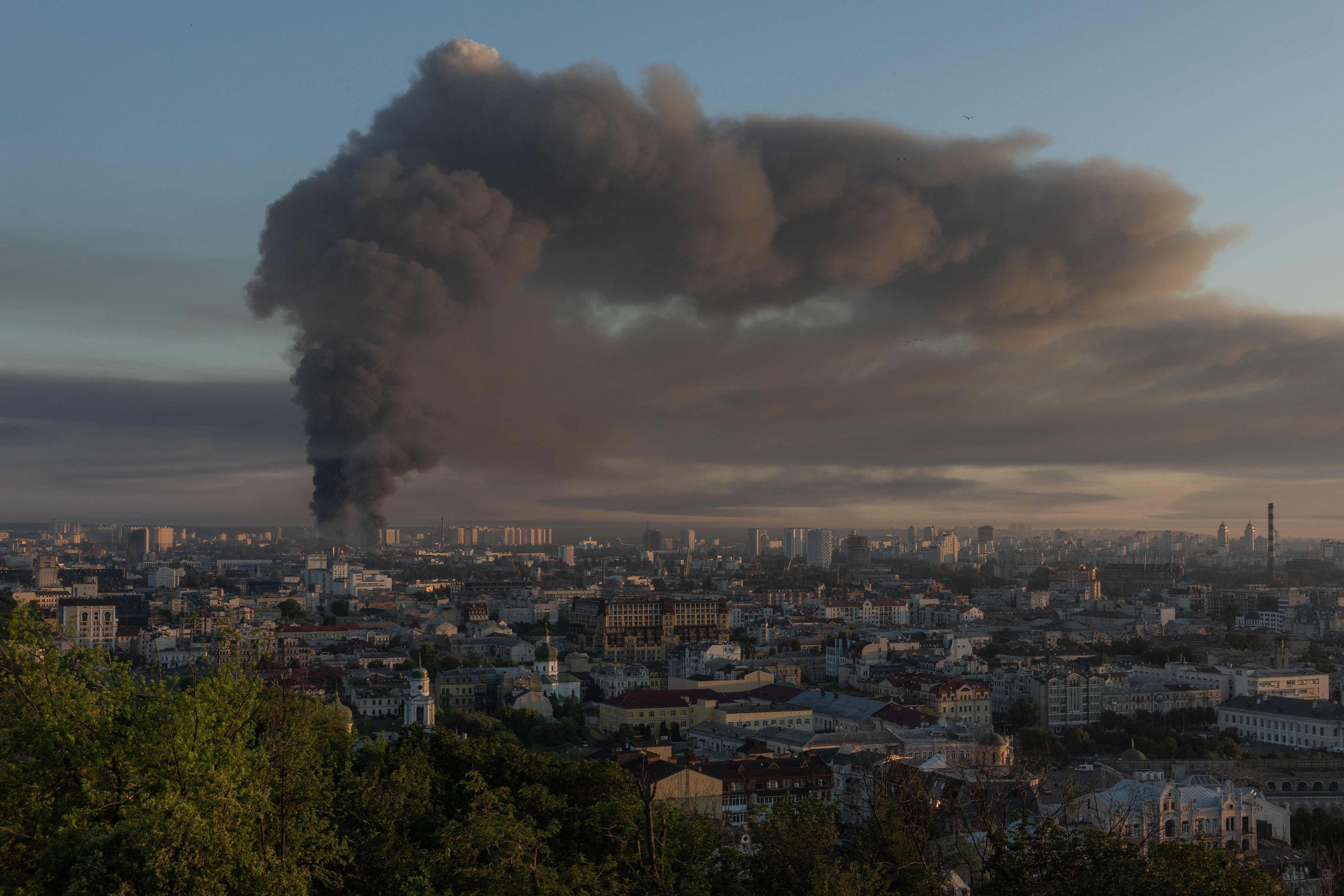 Dicke Rauchwolke steigt über der Stadt Kiew nach einem russischen Luftangriff auf.