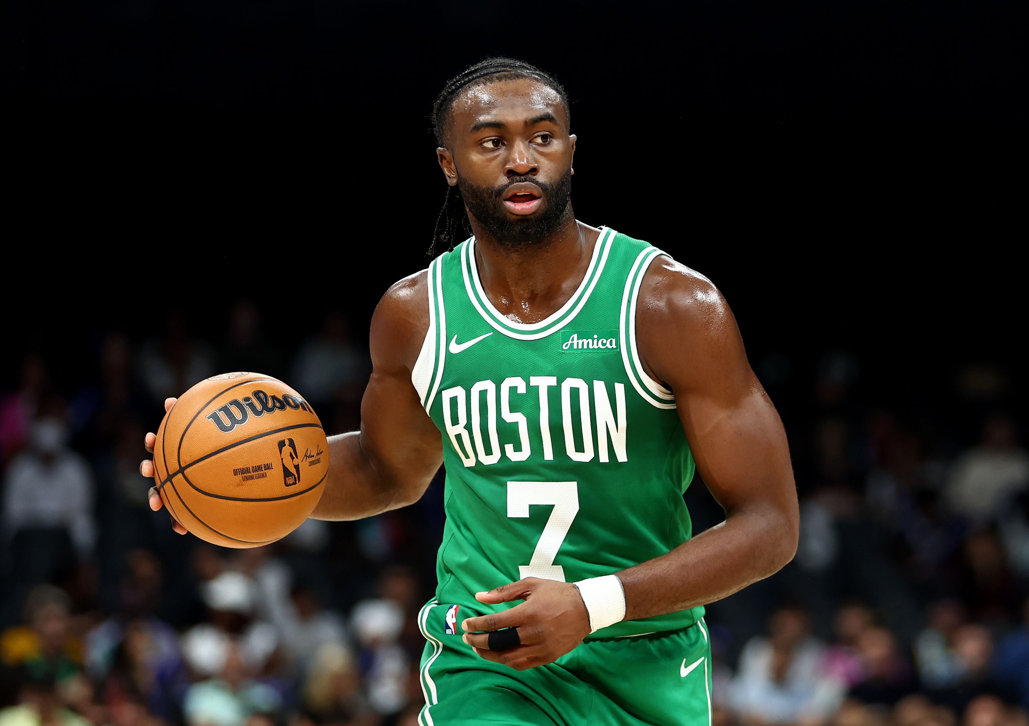 Jaylen Brown im grünen Boston-Trikot dribbelt den Ball während eines Spiels.