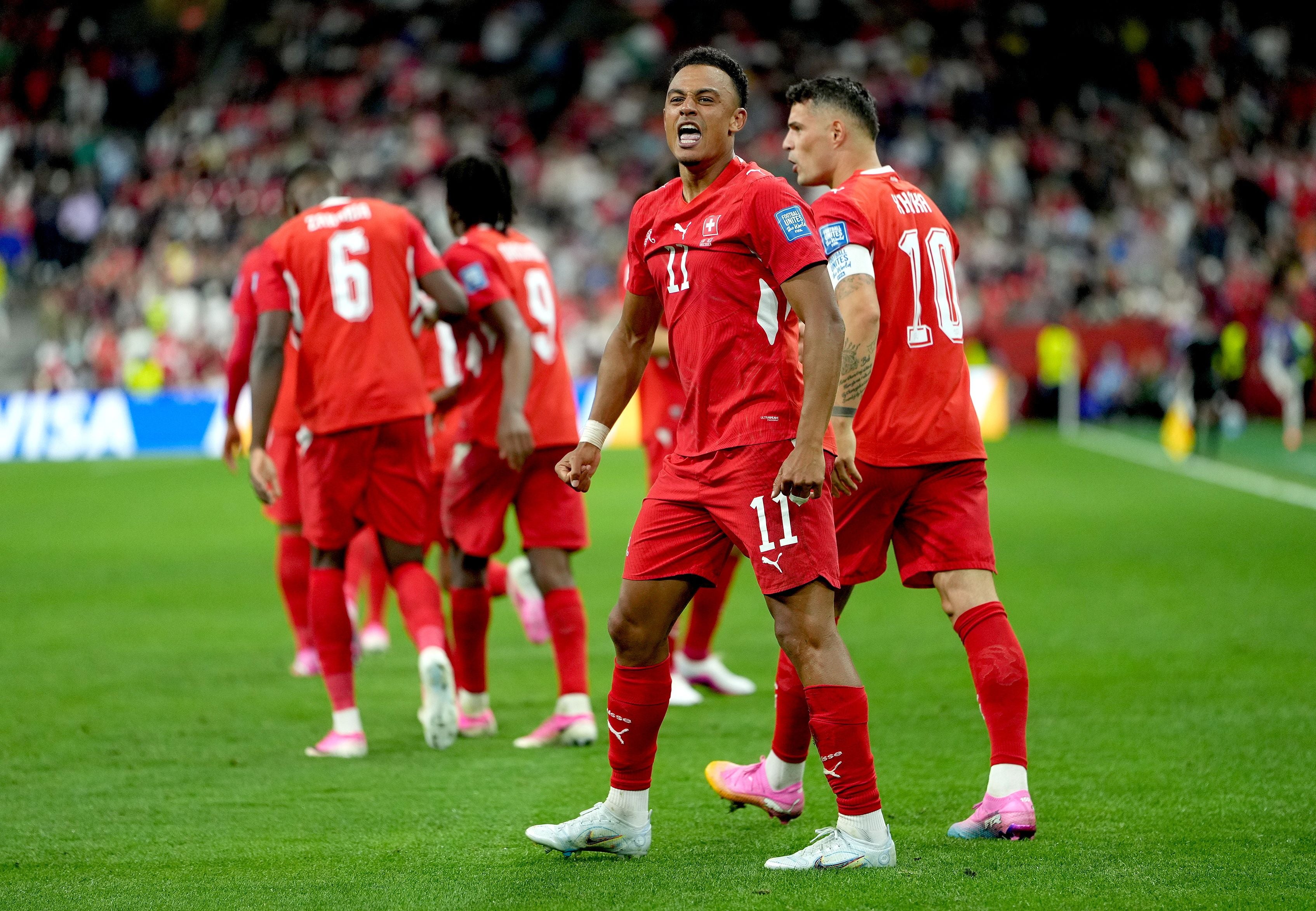 Schweizer Fußballspieler jubeln nach einem Tor bei einem WM-Spiel gegen Algerien in Vancouver.