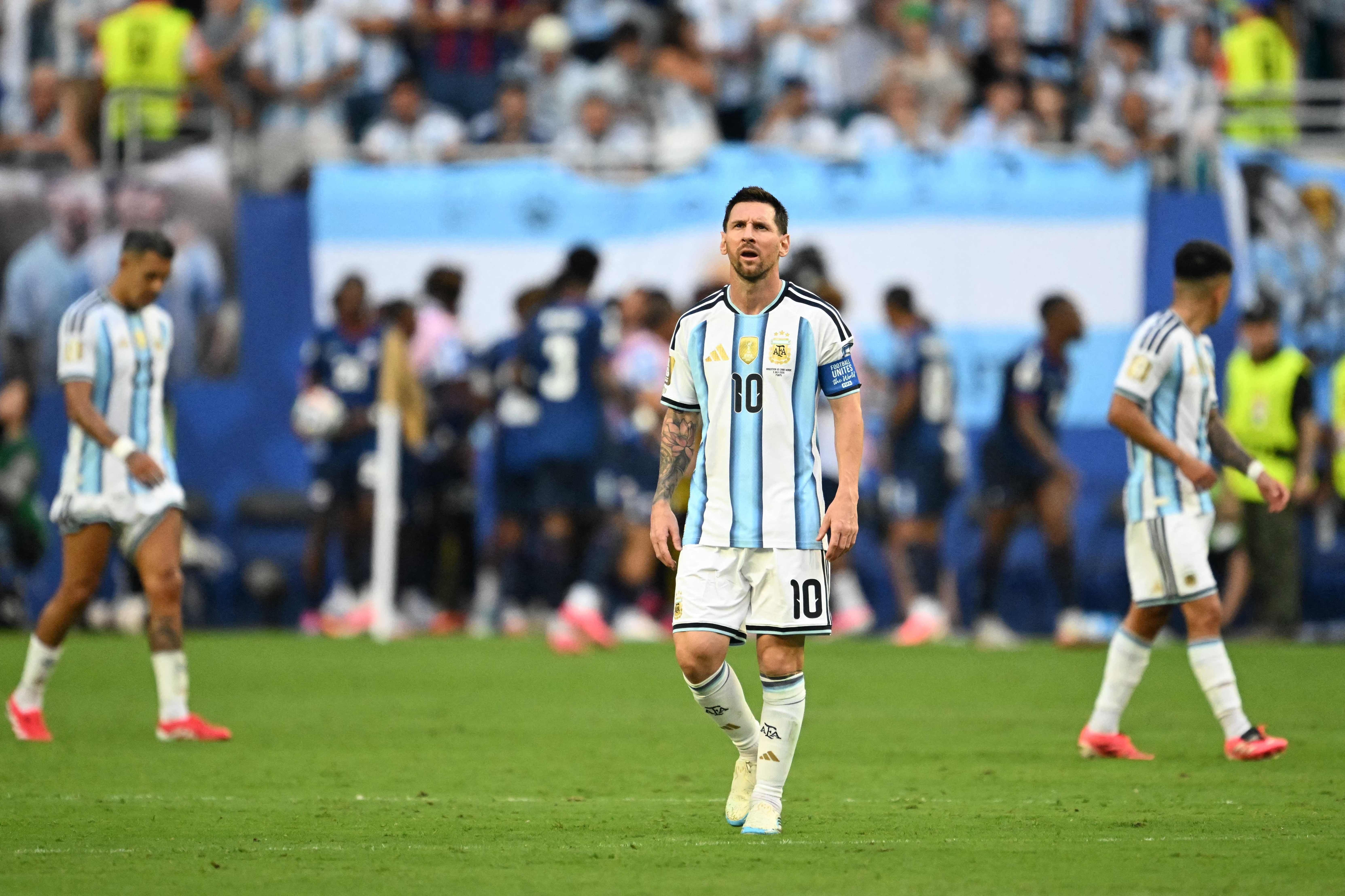 Lionel Messi im Trikot von Argentinien schaut enttäuscht auf dem Spielfeld nach einem Gegentor.
