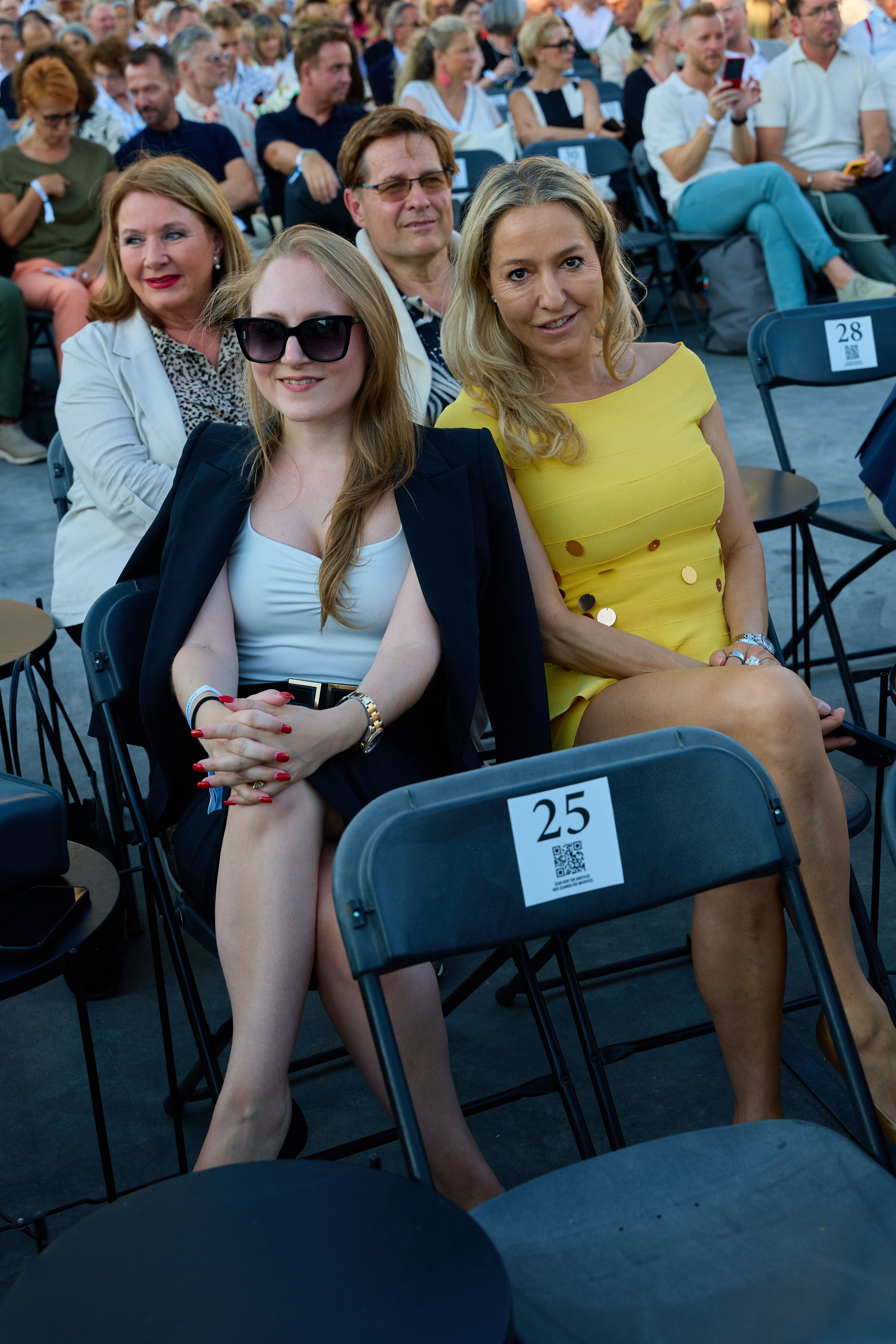 Jacqueline Lugner mit Begleitung