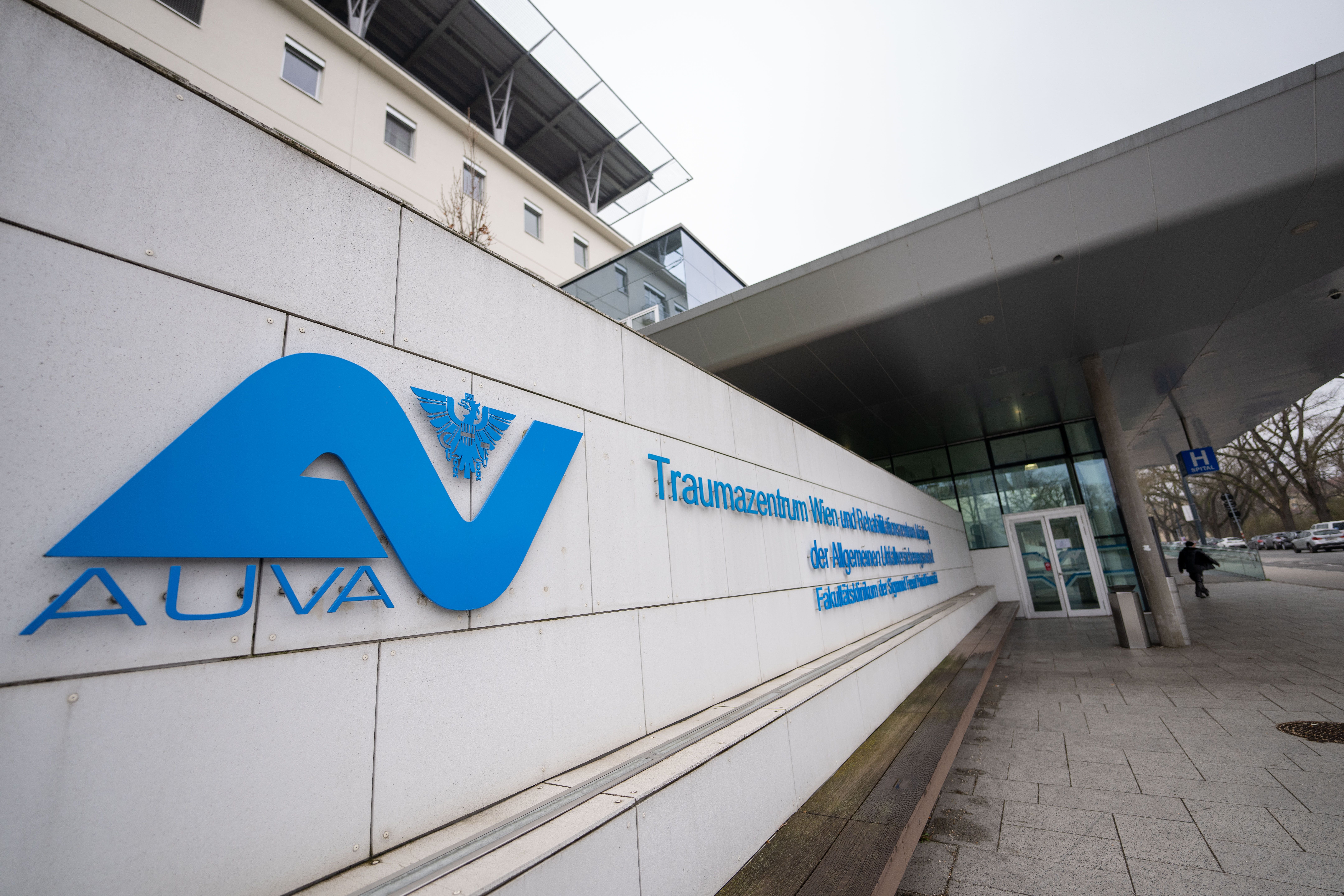 Eingangsbereich des Traumazentrums Wien-Meidling mit AUVA-Logo an der Außenwand.