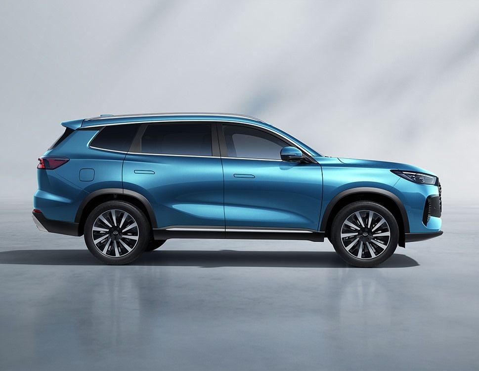 Blauer Chery SUV von der Seite auf hellem Hintergrund.