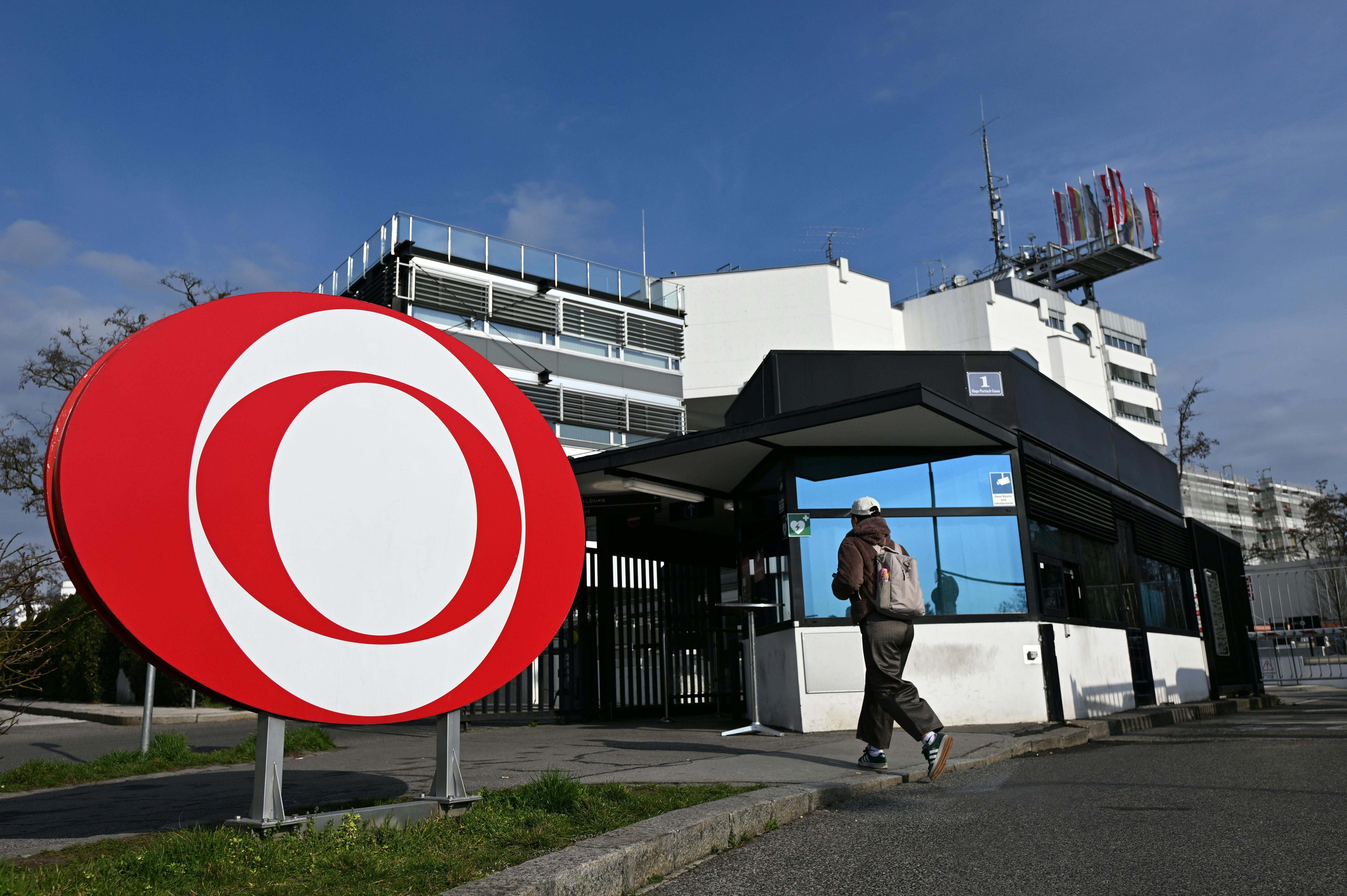 Das ORF-Logo steht vor dem ORF-Zentrum in Wien an einem sonnigen Tag.