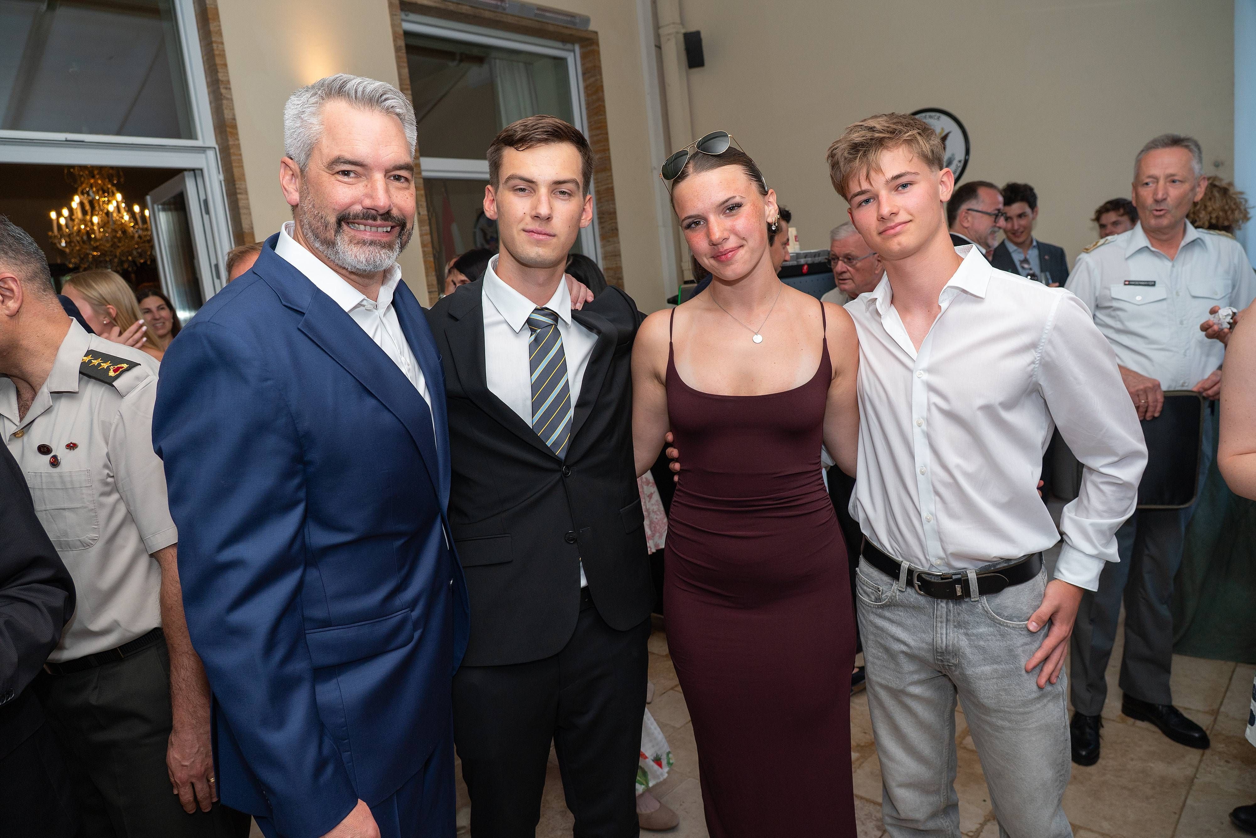 Karl Nehammer mit Sohn Carl, Tochter Anna und deren Freund Luca