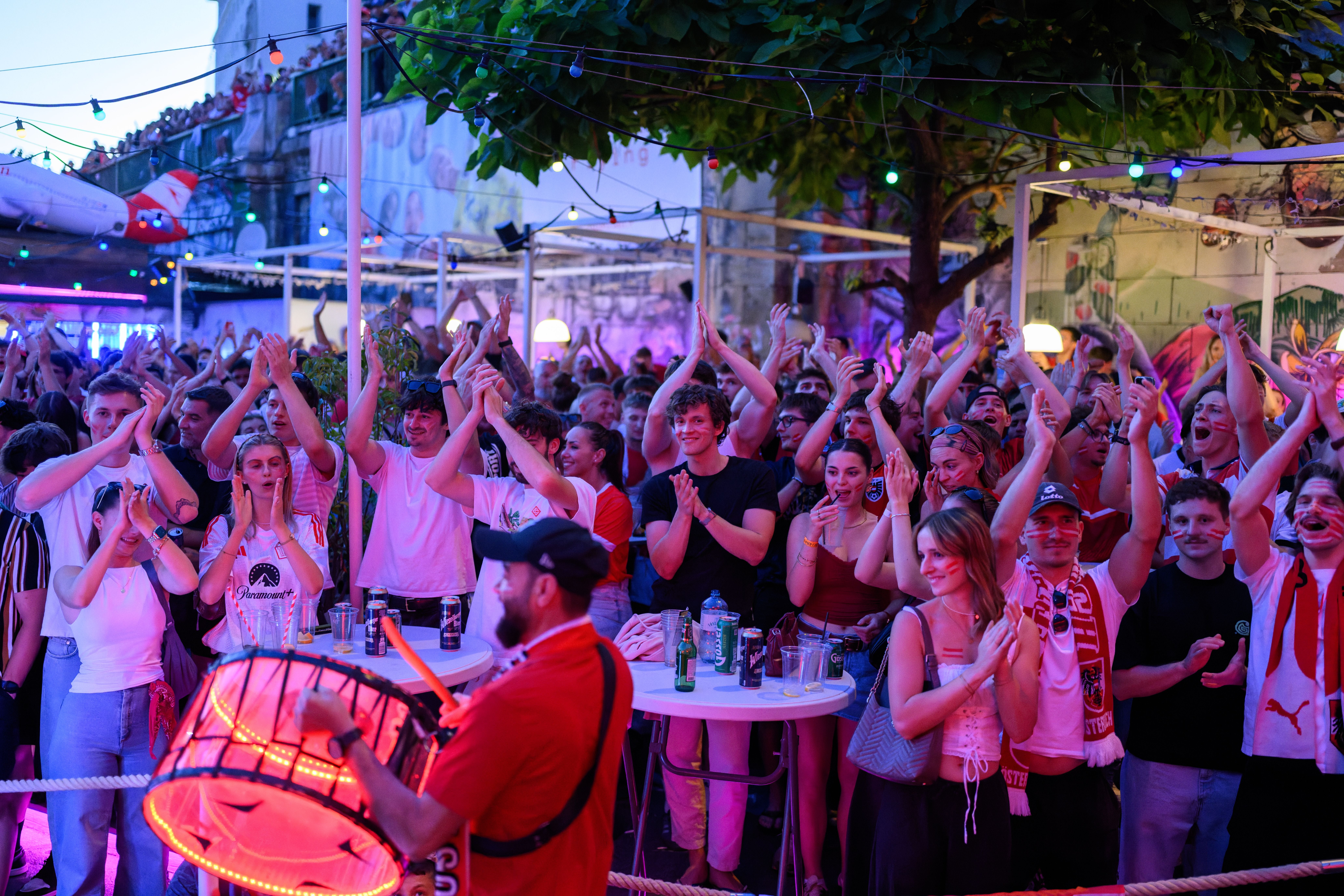 Jubelnde Fußballfans feiern beim Public Viewing an der Blumenwiese am Donaukanal in Wien.