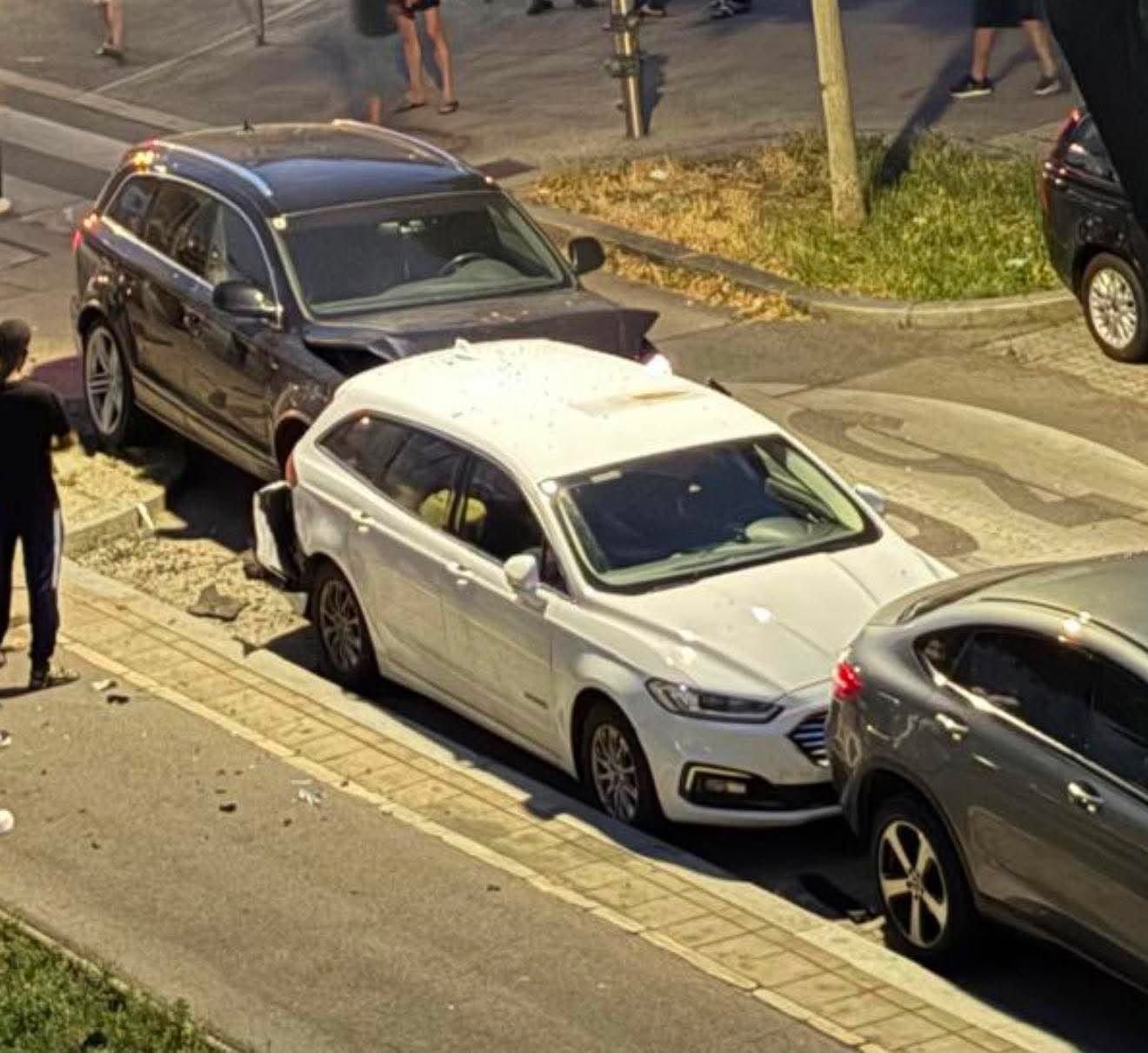 Mehrere beschädigte Autos nach einem Unfall, bei dem ein Audi Q7 Poller umgefahren hat.